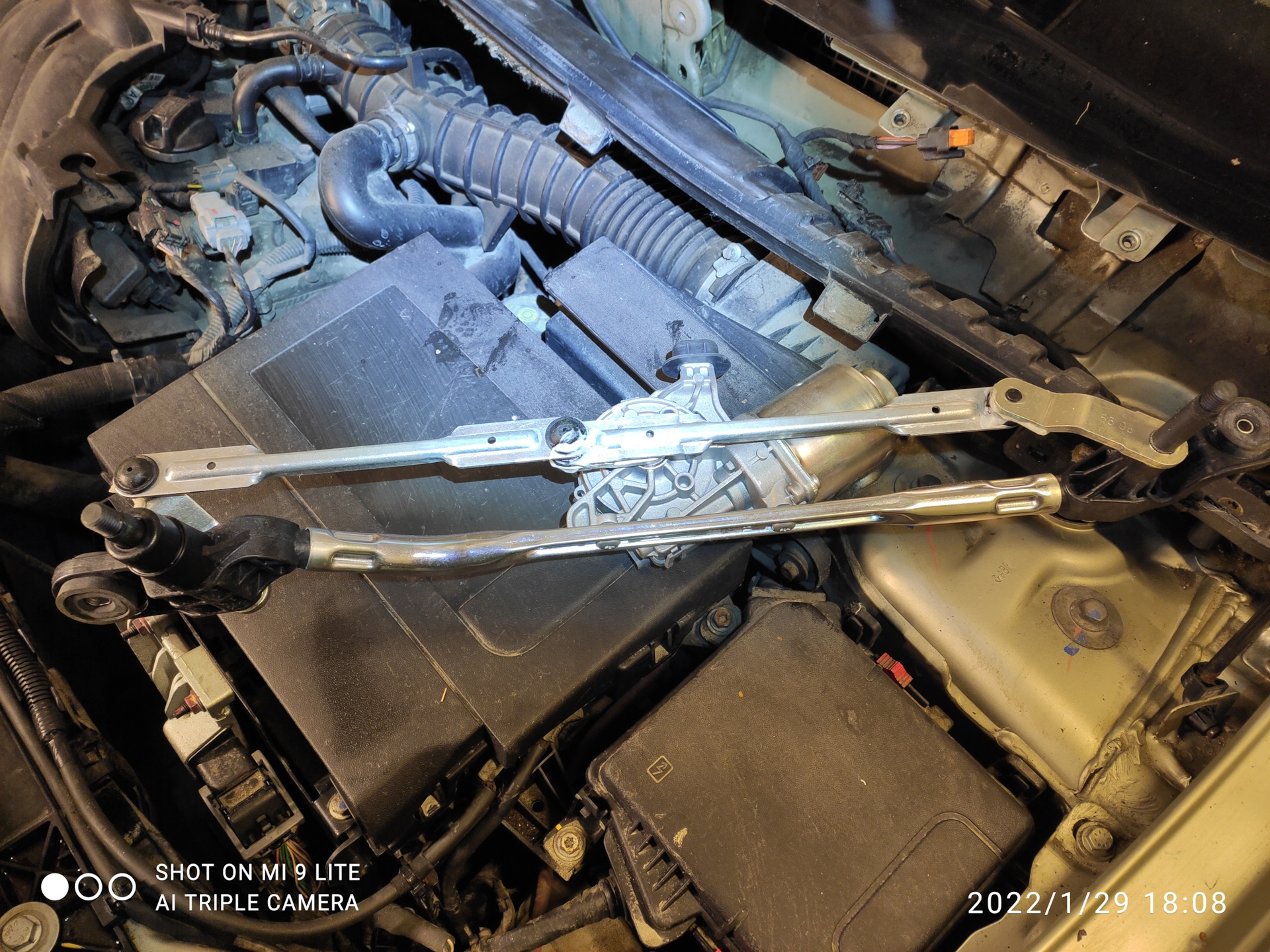 Заменил трапецию стеклоочистителя — Renault Fluence, 1,6 л, 2014 года ...