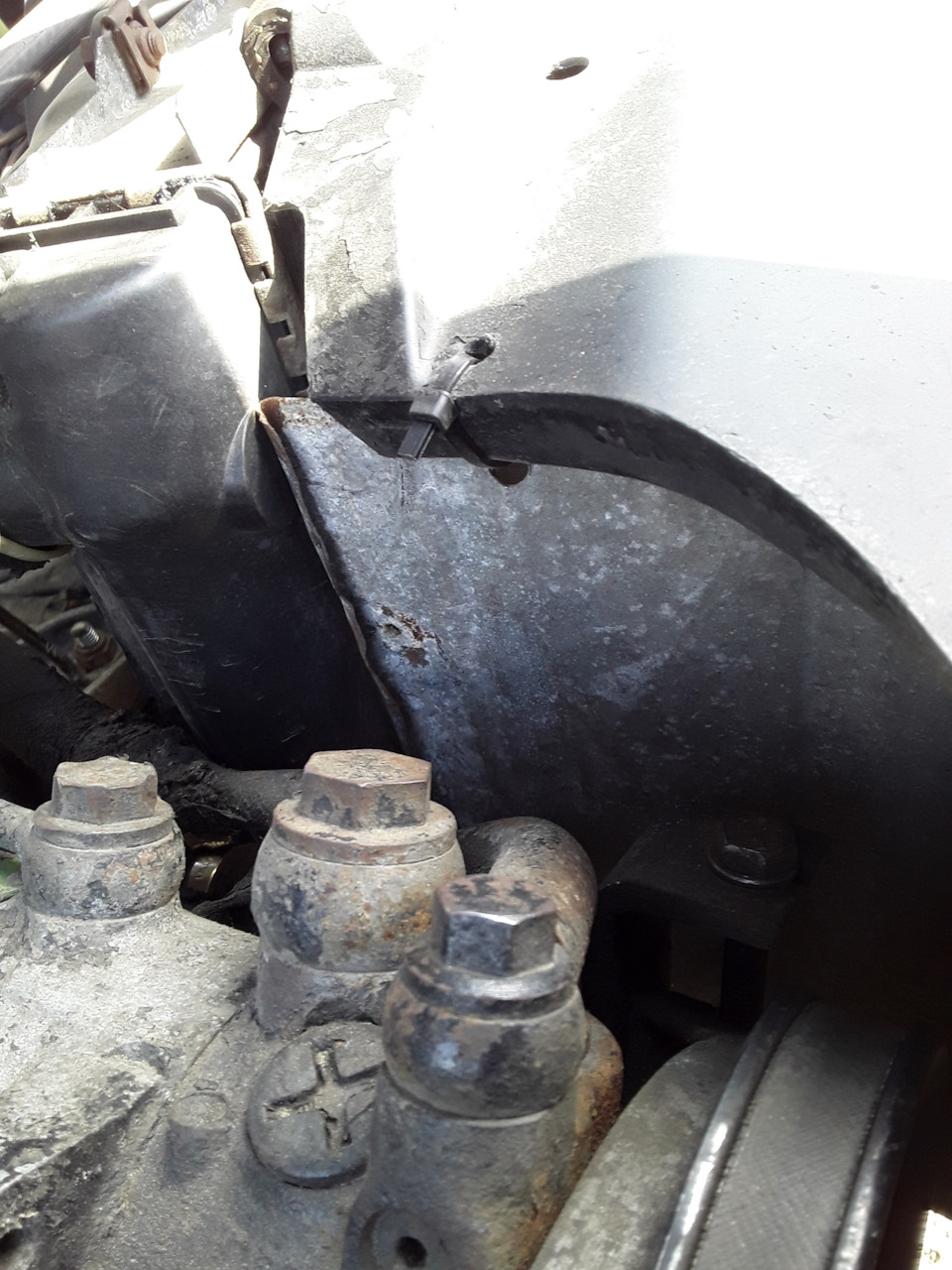 сделал изгиб в месте контакта с радиатором, что бы тонкая жесть не перетерла пластик — Audi 100 Avant (C3)