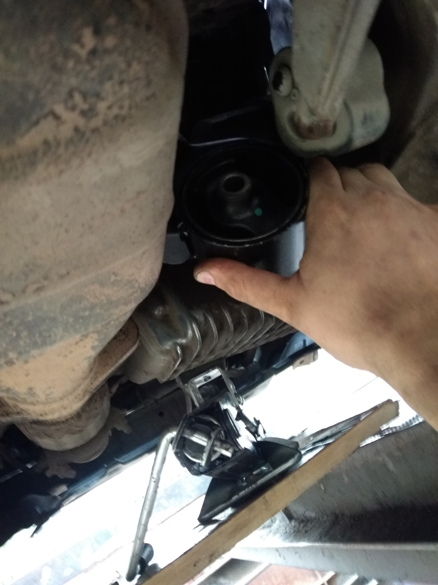 замена подушек двигателя — KIA Spectra, 1,6 л, 2008 года | своими ...