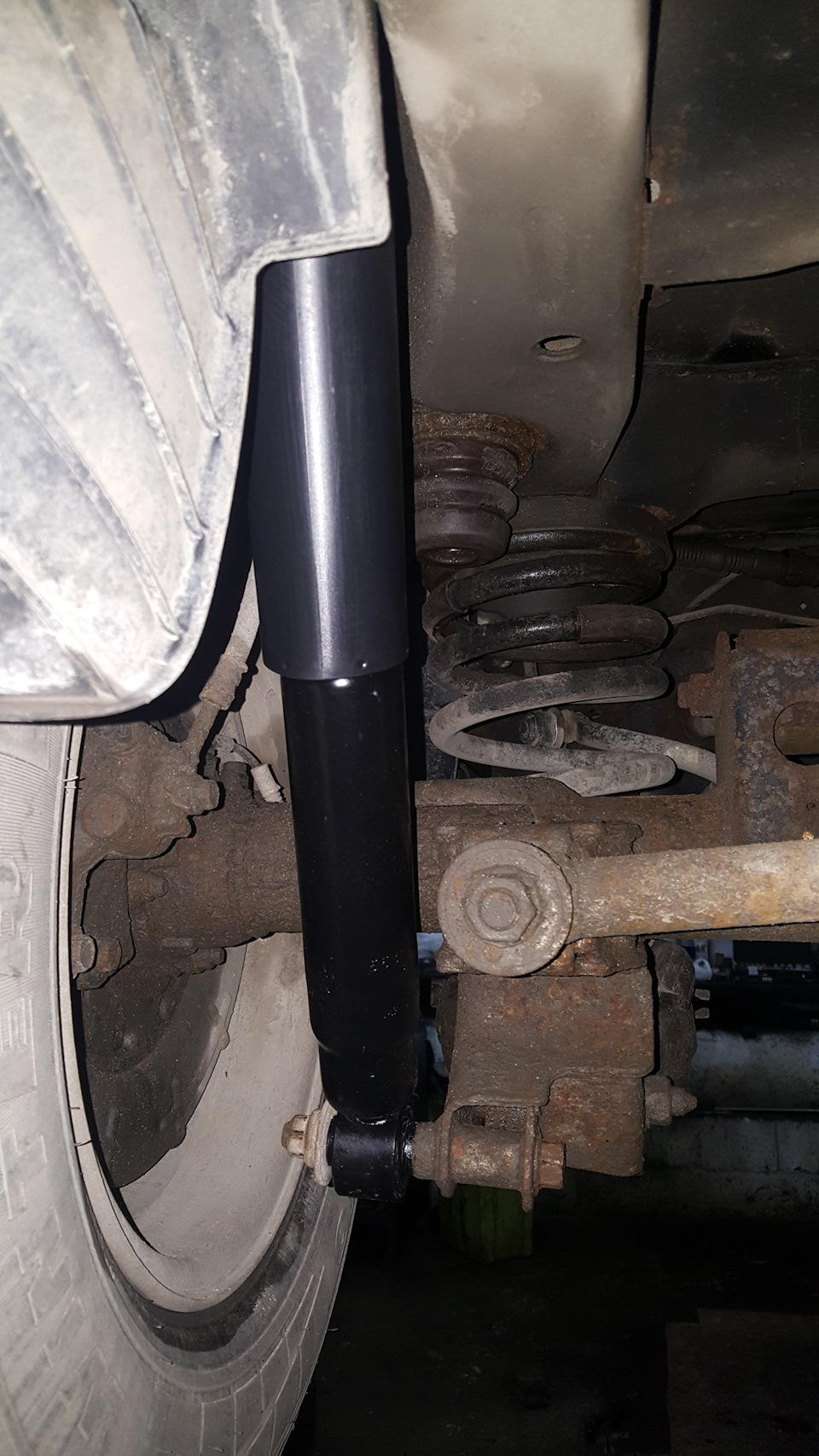 Замена задних амортизаторов — Hyundai Grand Starex, 2,5 л, 2008 года ...