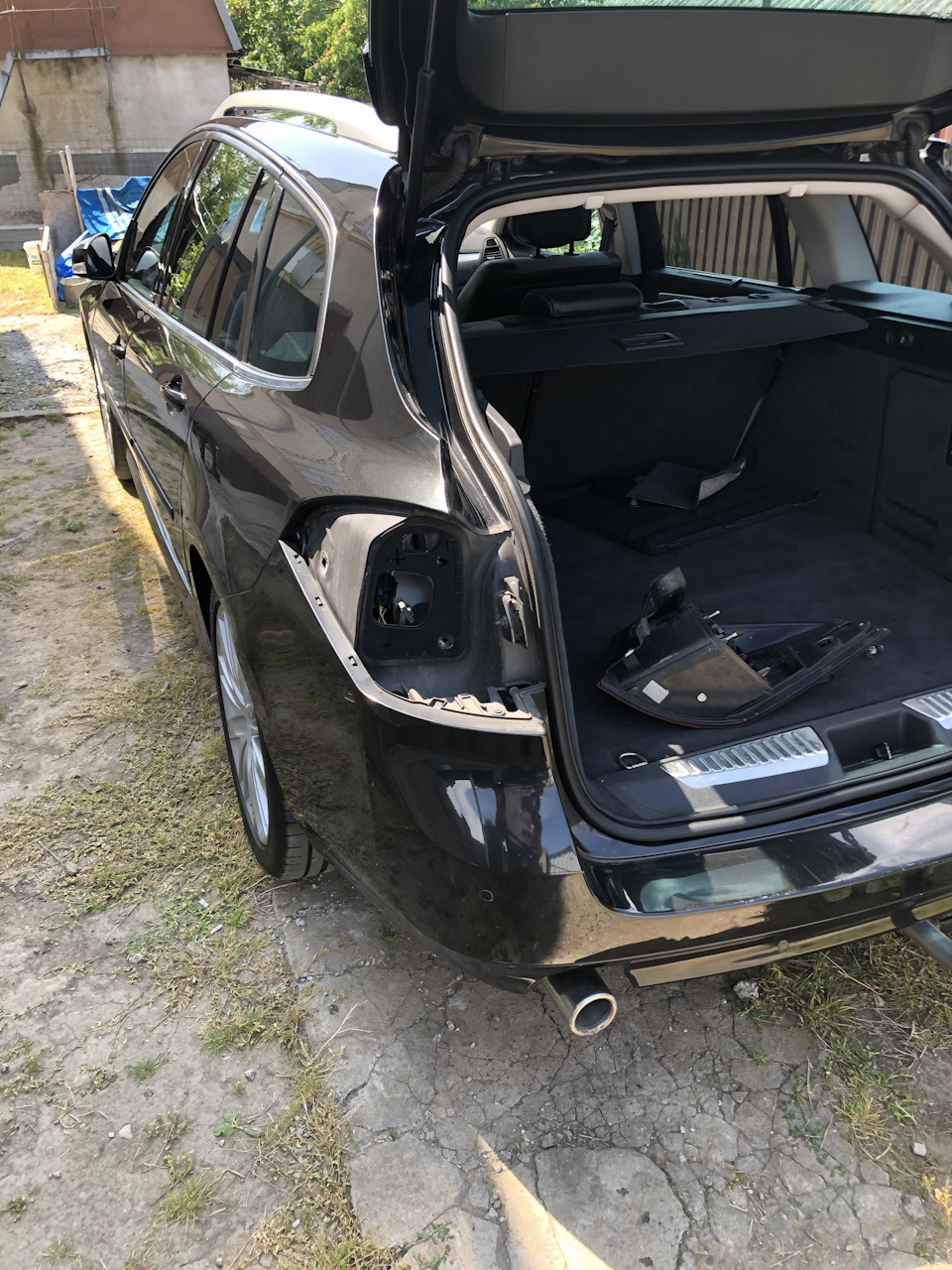 Замена ламп задних фонарей — Renault Laguna III, 2 л, 2008 года ...