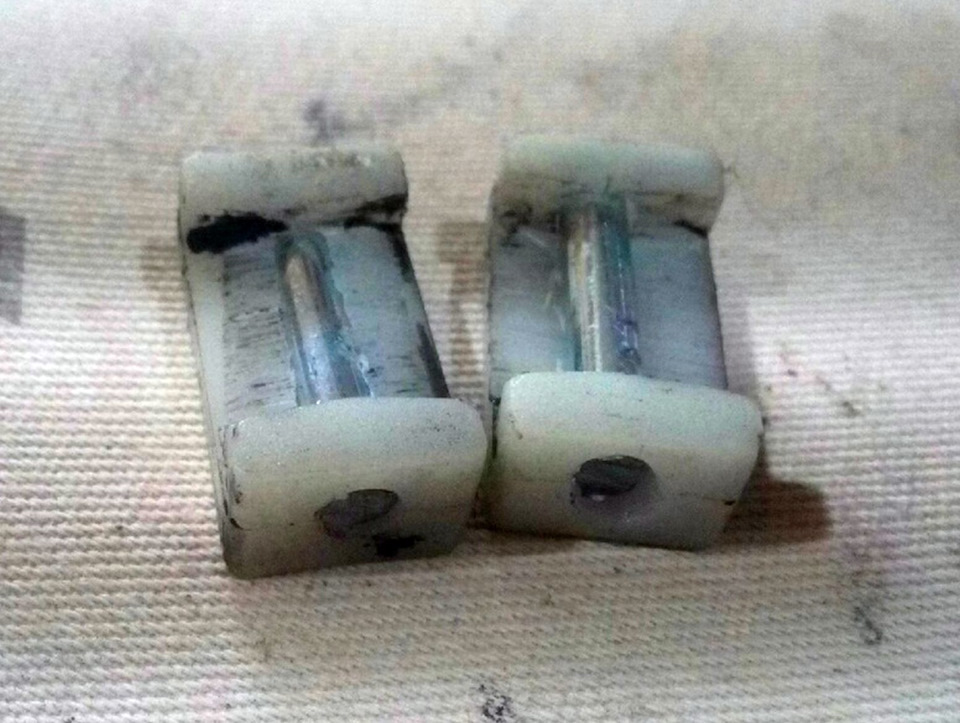 Вот так получилось. Отверстия сверлим ровно по центру. Один сухарь был менее съеден штоком ограничителя поэтому один кусочек винта более утоплен, а там где съеден более открыт. — KIA Spectra