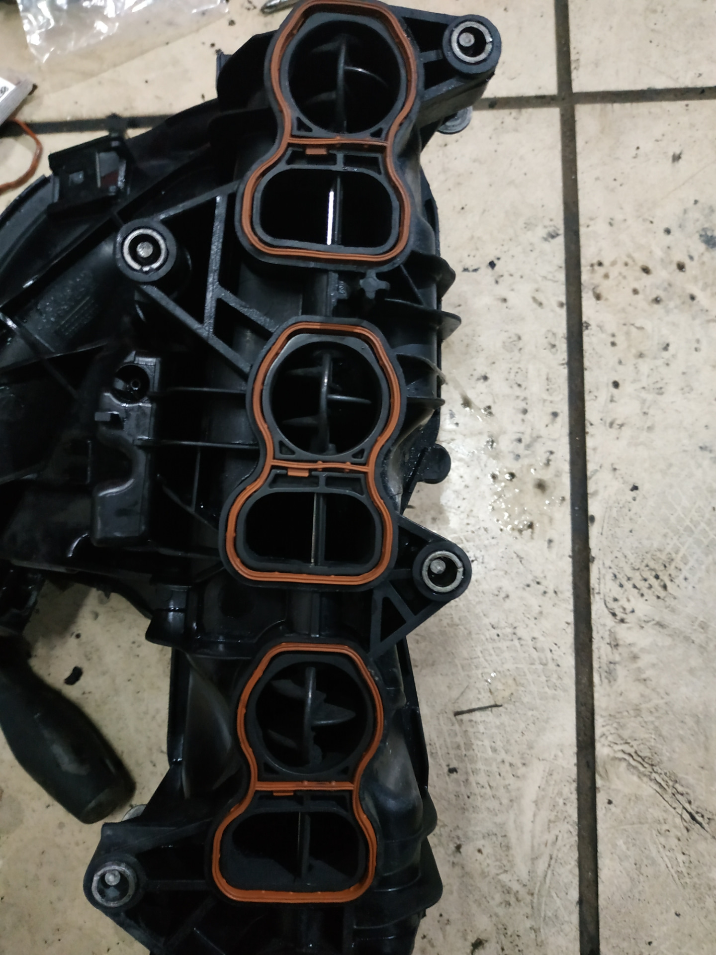 Vq2. Снятие впускного коллектора bmw 116i. Впускной коллектор порше кайен 3. Разборка впускного коллектора. Впускной коллектор м272.