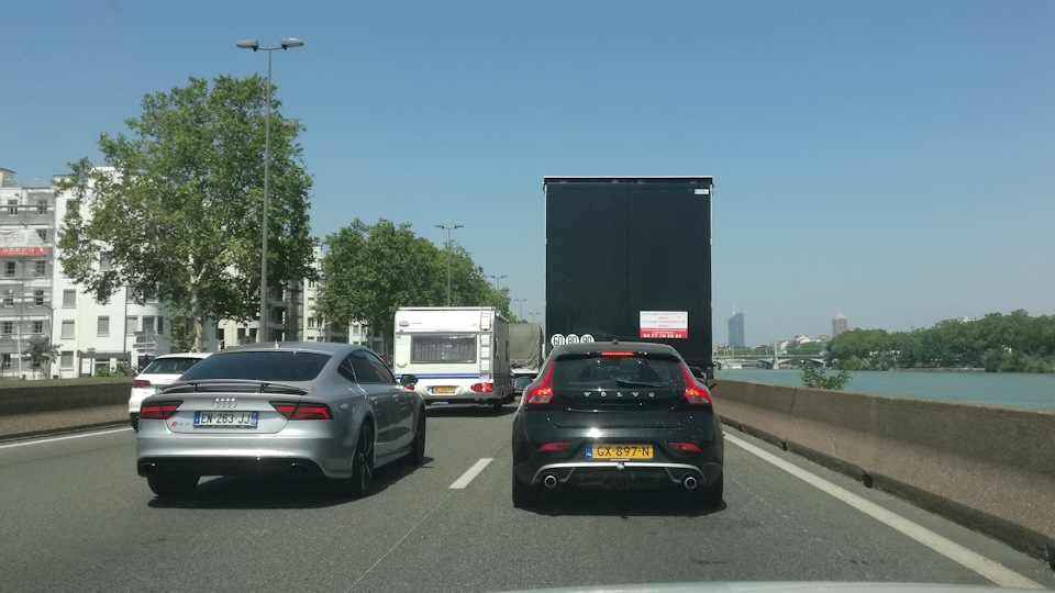 Голландец передо мной, голландец с автодомом (классика) по диагонали и редкая для данной местности Audi RS7. The Otpusk is coming ! :) — Audi A4 (B9)