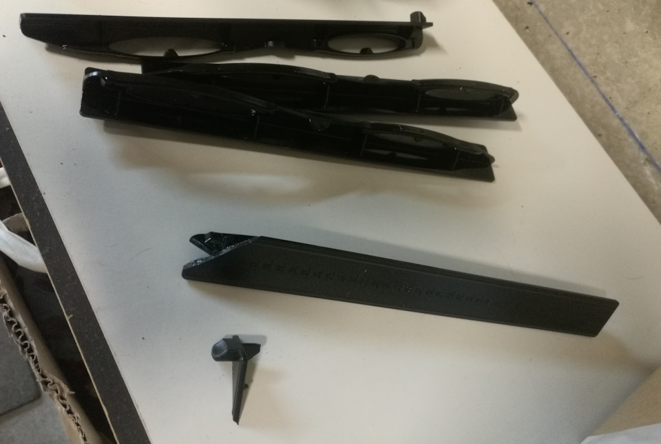 Вроде и мелочь, но нет, спасибо, — набор с поперечинами на замену. К слову возврат через Amazon работает как по нотам. Пара кликов мышкой – и аналогичный товар (ну или банковский перевод, если цена на такой же товар повысилась) тут же отправляется на замену. Ты же просто должен отнести на почту коробку с возвращаемым товаром. Там же, на почте, вводишь код, полученный от Amazon, распечатывается наклейка, клеишь ее на коробку и адьё. — Audi A4 (B9)