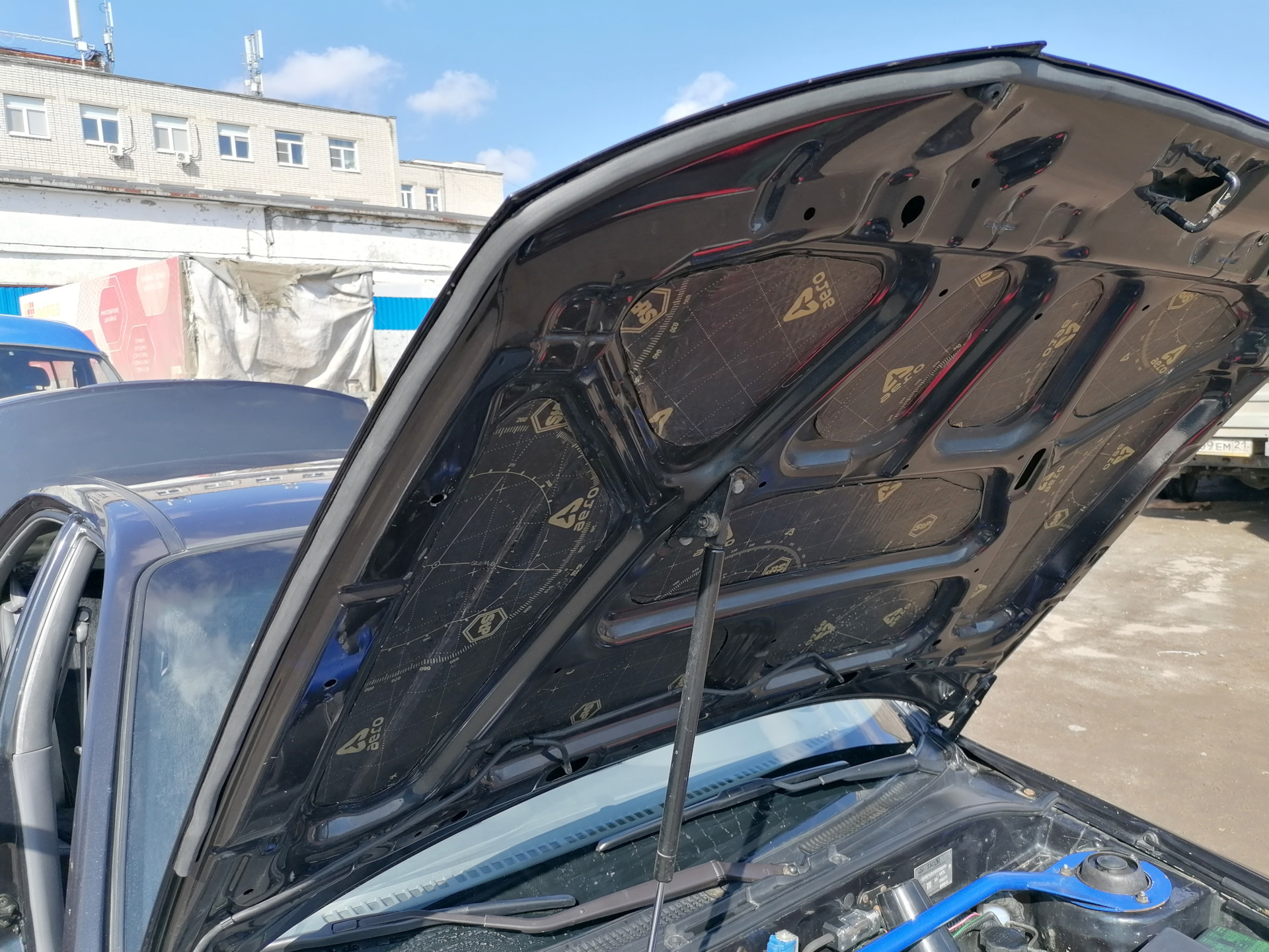 Мойка подкапотного пространства перед летним сезоном / Установка ...