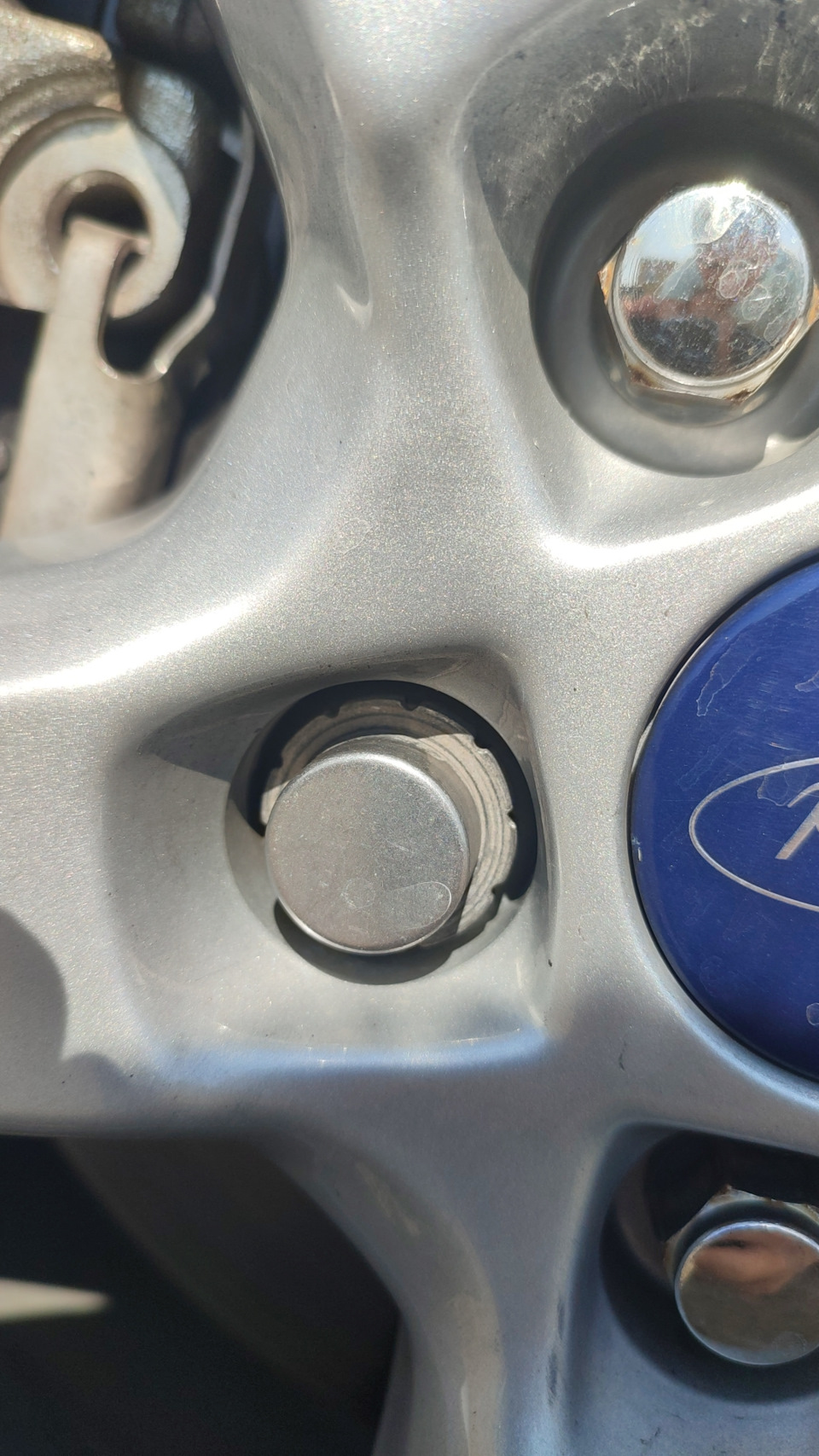 Откручивание оригинальных секреток Форда без ключа — Ford Mondeo V, 2,5 ...