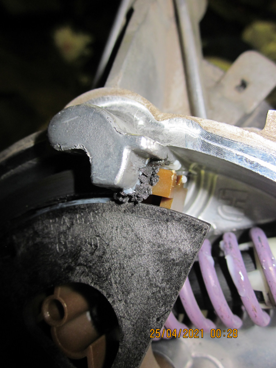 Продукты износа вперемешку со смазкой возле зубчатого сектора — Lada Vesta SW (1G)