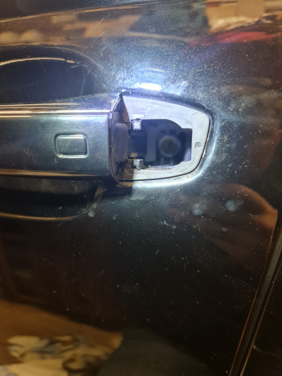 Далее вытаскиваем личинку. Я аккуратно поддевал ее тоненькой отвёрткой, сверху и снизу. — Audi A6 (C7)