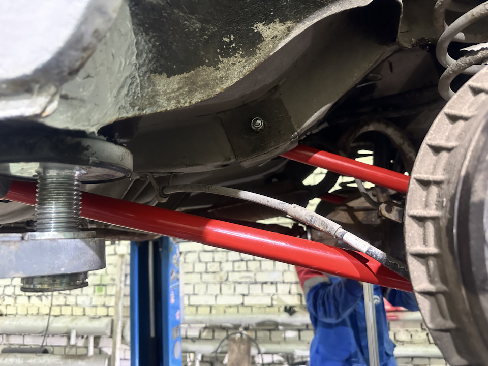 Замена реактивных тяг и нива пружины — Lada 21043, 1,5 л, 2002 года ...