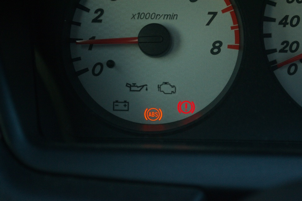 Лансер 9 горит абс. Мицубиси лансер 9 не заводится крутит стартер. Спидометр мицубиси лансер 9 2. Лампочка ручника лансер 9. Лансер 9 горит лампа аккумулятора.