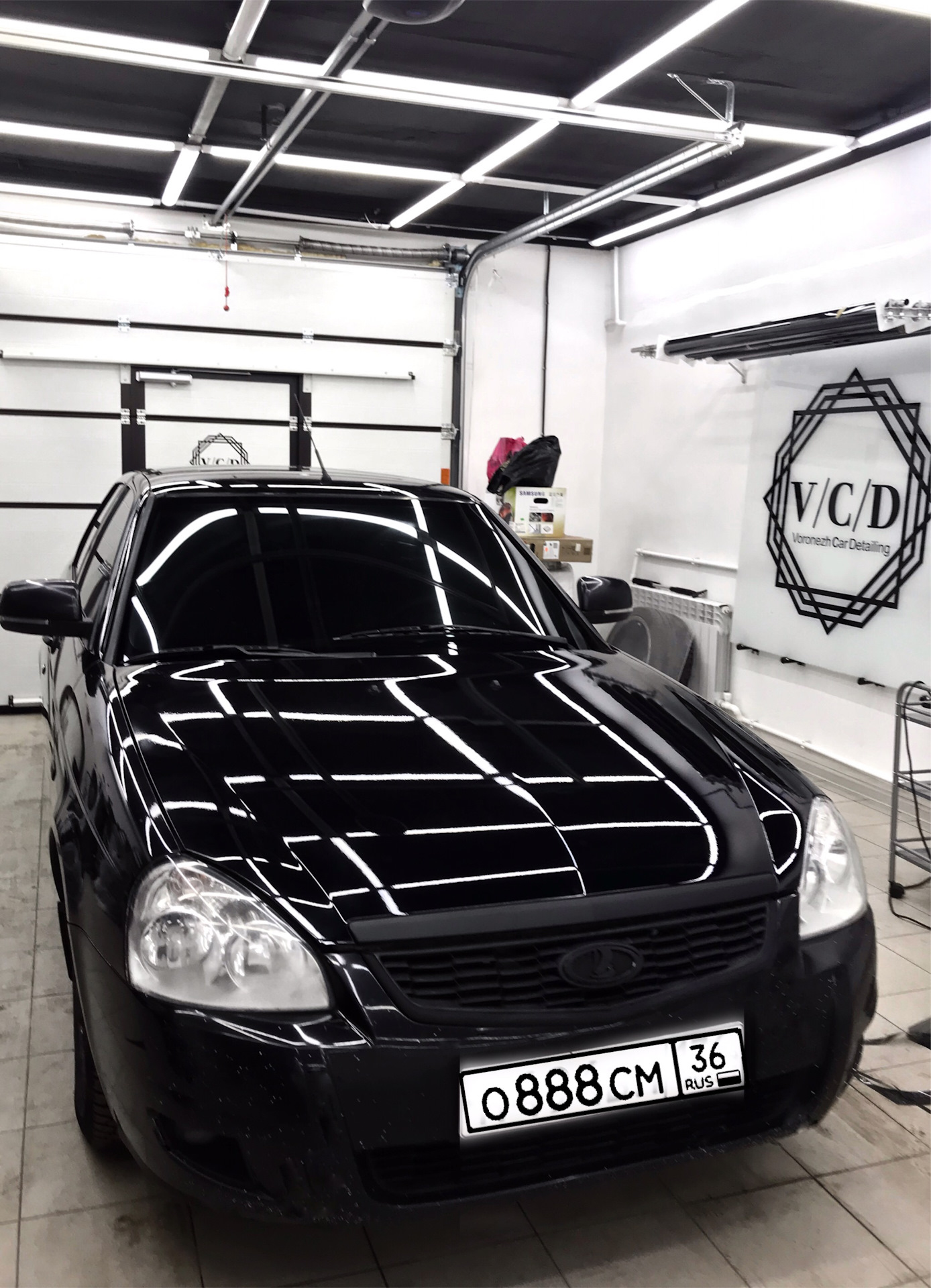 Седан воронеж. Детейлинг Лада Приора. Приора Люкс тонировка. Lada Priora Tuning shop. Приора затонированная.