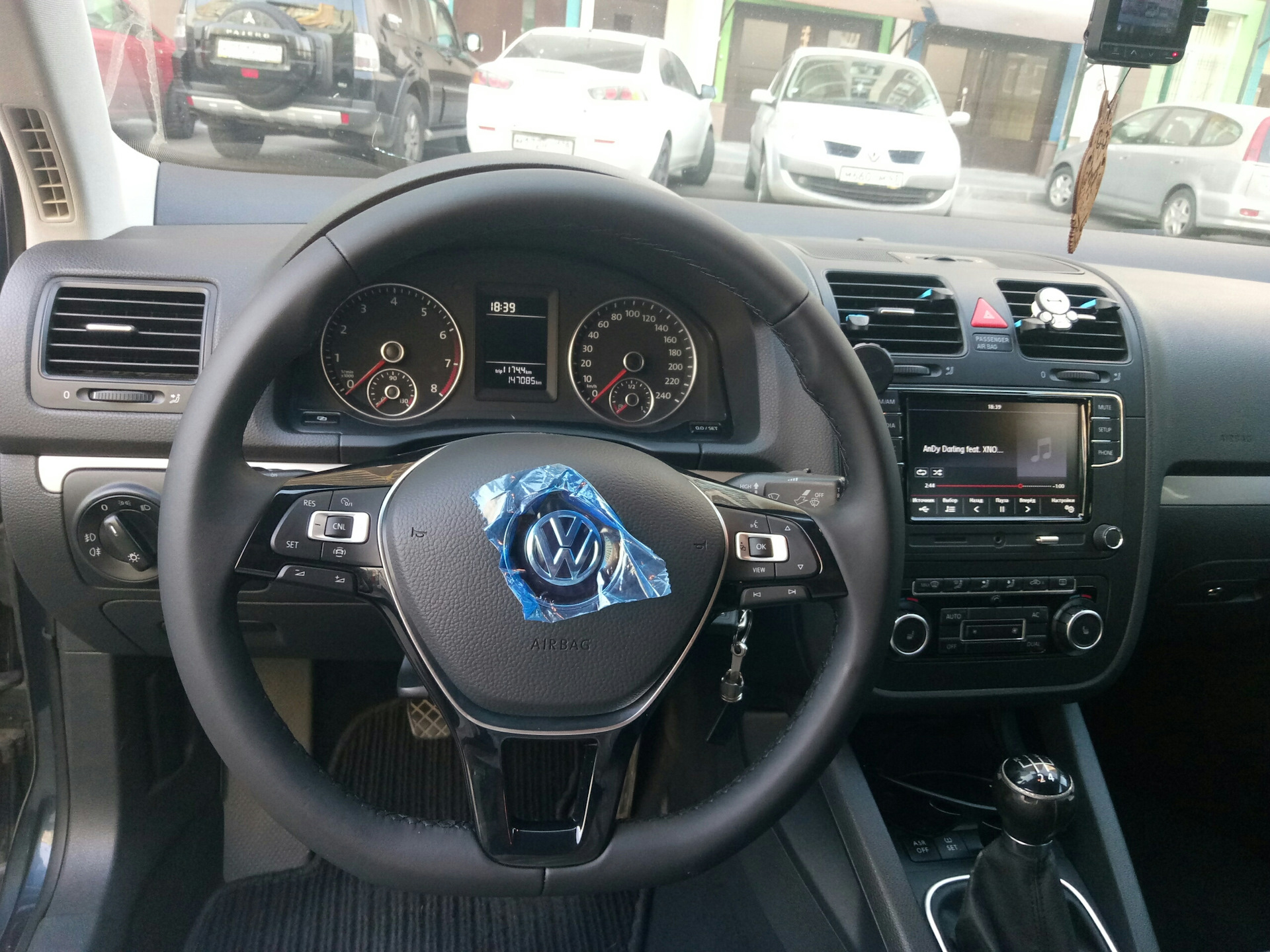 Volkswagen jetta пятого поколения. Volkswagen Jetta 2010 салон. Фольксваген Джетта 2010 1.6 салон. Мультируль Джетта 6. Руль Volkswagen Jetta 5 поколения.