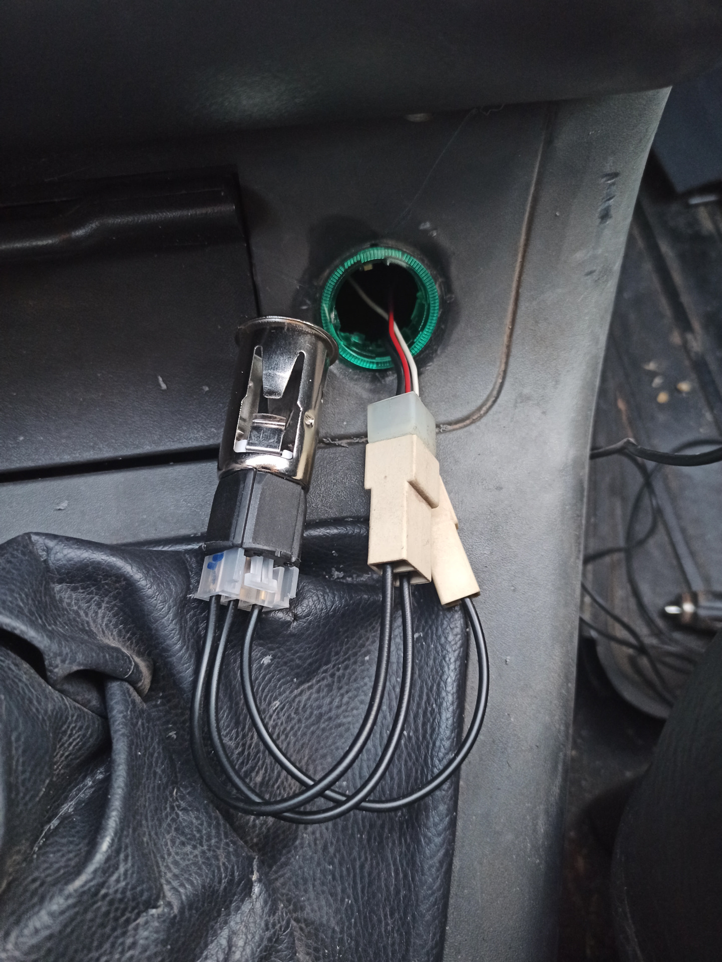 Прикуриватель ваз 21 14. Прикуриватель от ваз 2110. Замена прикуривателя ваз. Замена прикуривателя ваз. Разъем прикуривателя ваз 2110.