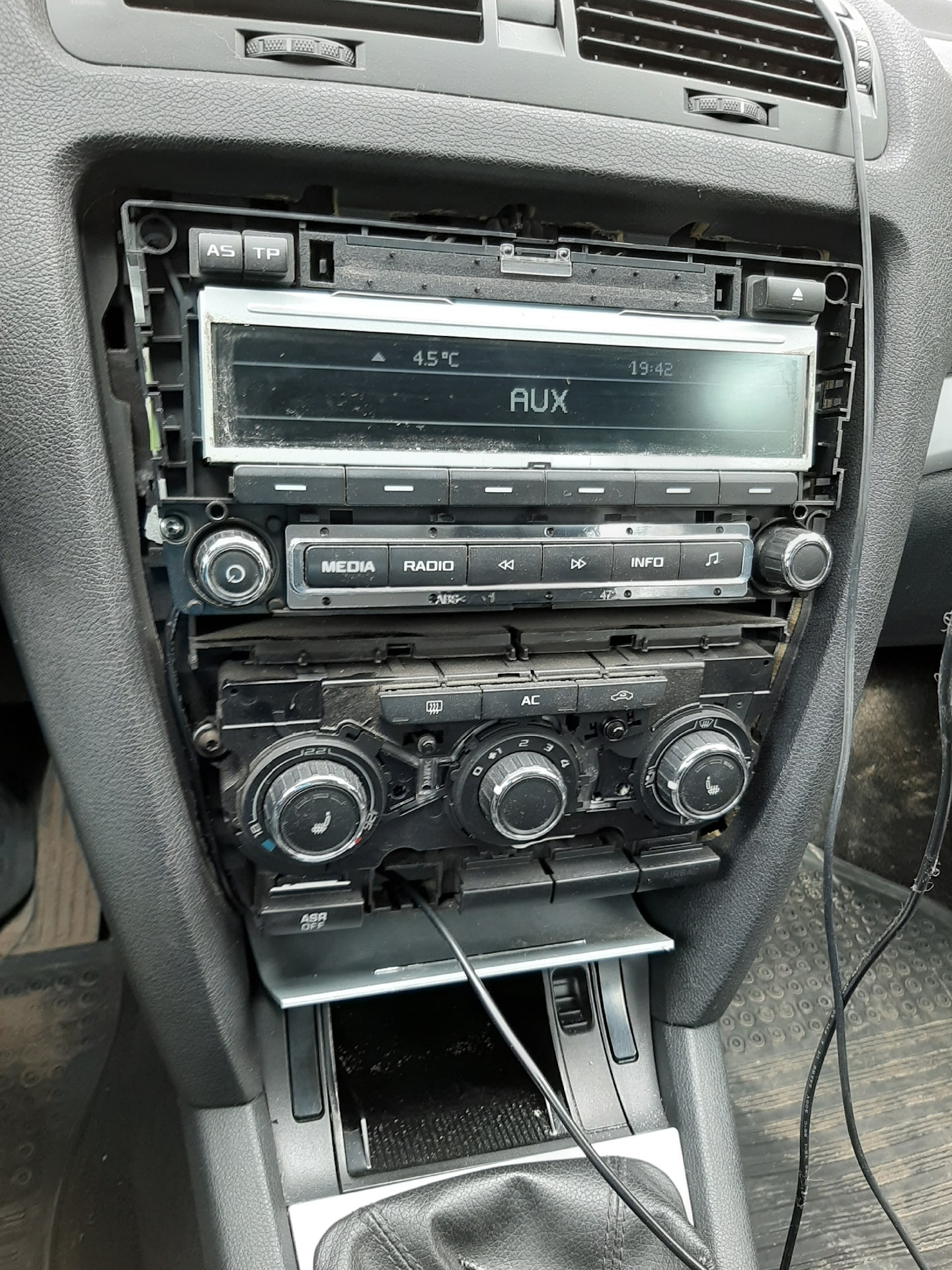Шкода аукс. Swing Skoda Octavia a5. Skoda Swing 2012 aux.