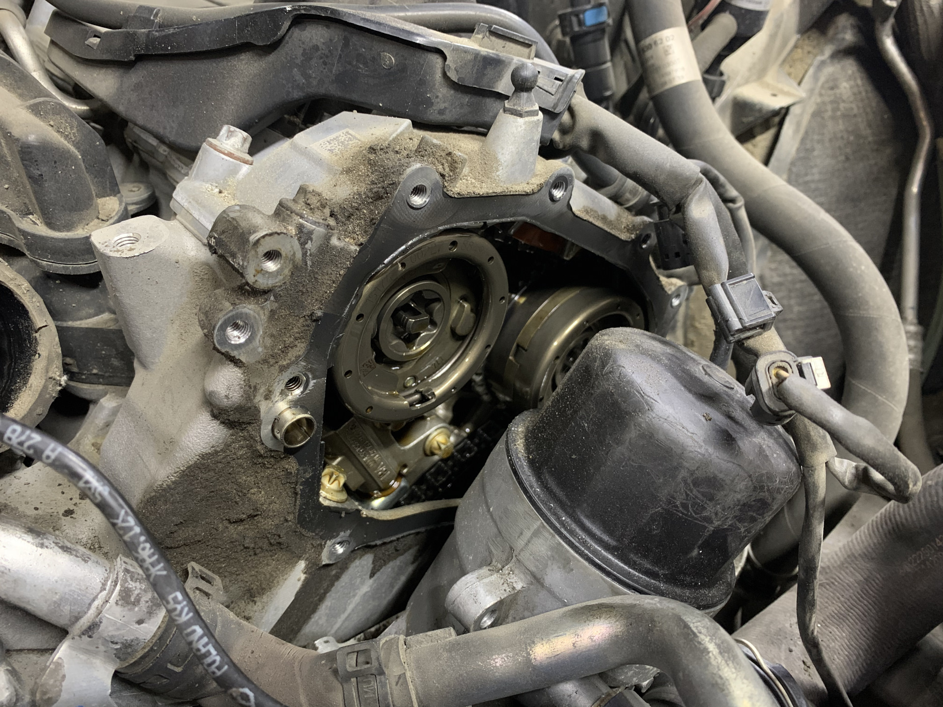 Передние крышки, натяжители цепи. — Mercedes-Benz S-Class (W222), 4,7 л ...