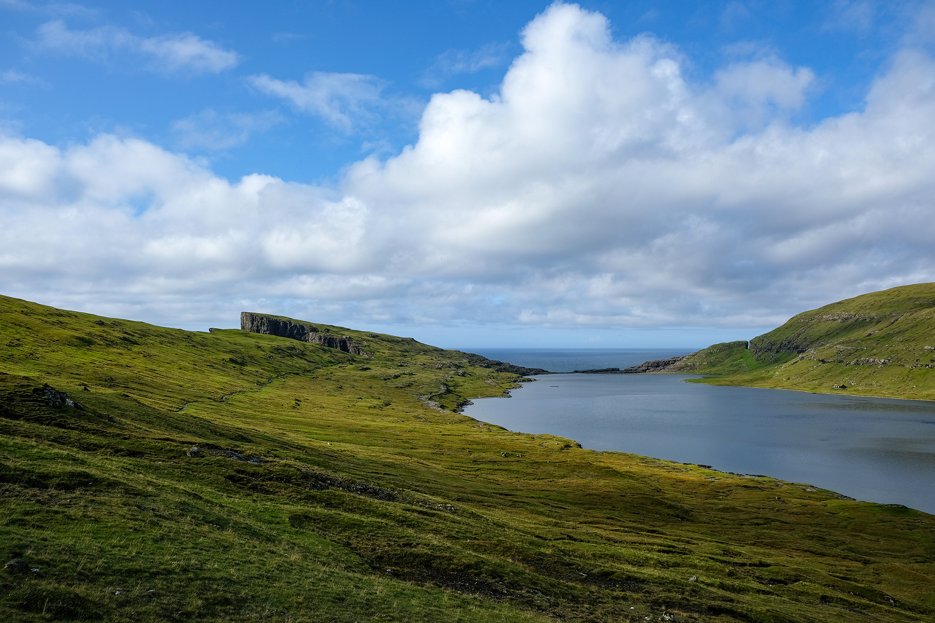 Фарерские острова 2021. Озеро на Фарерских островах. Микладалур Фарерские острова. Остров край земли. Время фарерские острова
