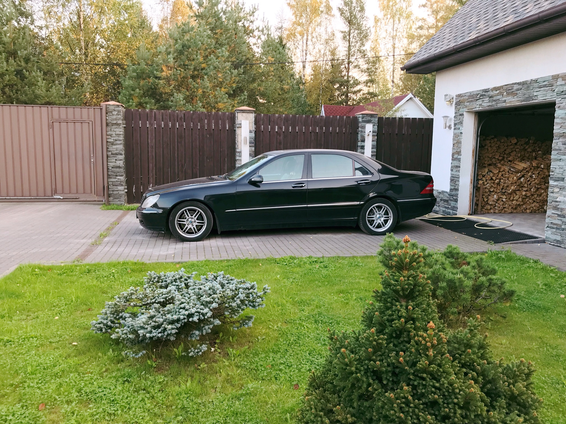 Кадры элитного двора 2000-х годов сегодня! — Mercedes-Benz S-Class (W220),  4,3 л, 2000 года | фотография | DRIVE2