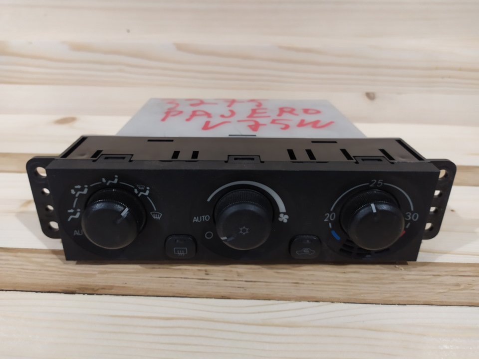 Климат контроль паджеро спорт. Блок управления климатом Паджеро 3. Блок управления климат контролем Паджеро 4. Блок климата Pajero 4. Кнопки управления климат-контролем Mitsubishi Pajero.