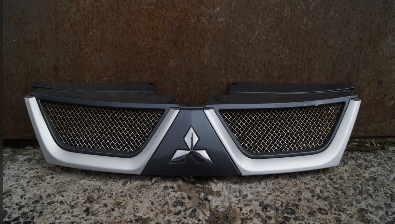 Решетка спорт. Решетки радиатора на Аутлендер XL белый цвет. Снятие решетки радиатора на Аутлендер 3 2016 года. Решетка радиатора Митсубиси Аутлендер XL 2008 купить. Как снять решетку радиатора на Аутлендер ХЛ.