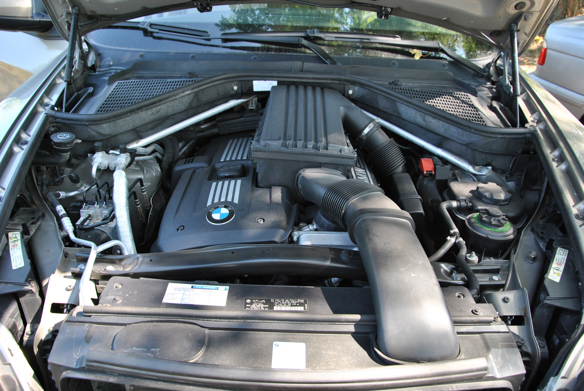 Масло бмв е53 3.0 бензин. Мотор BMW x5 e70. Двигатель БМВ х5 е53 3.0 дизель. БМВ е53 3.0 бензин. БМВ х5 мотор n53.