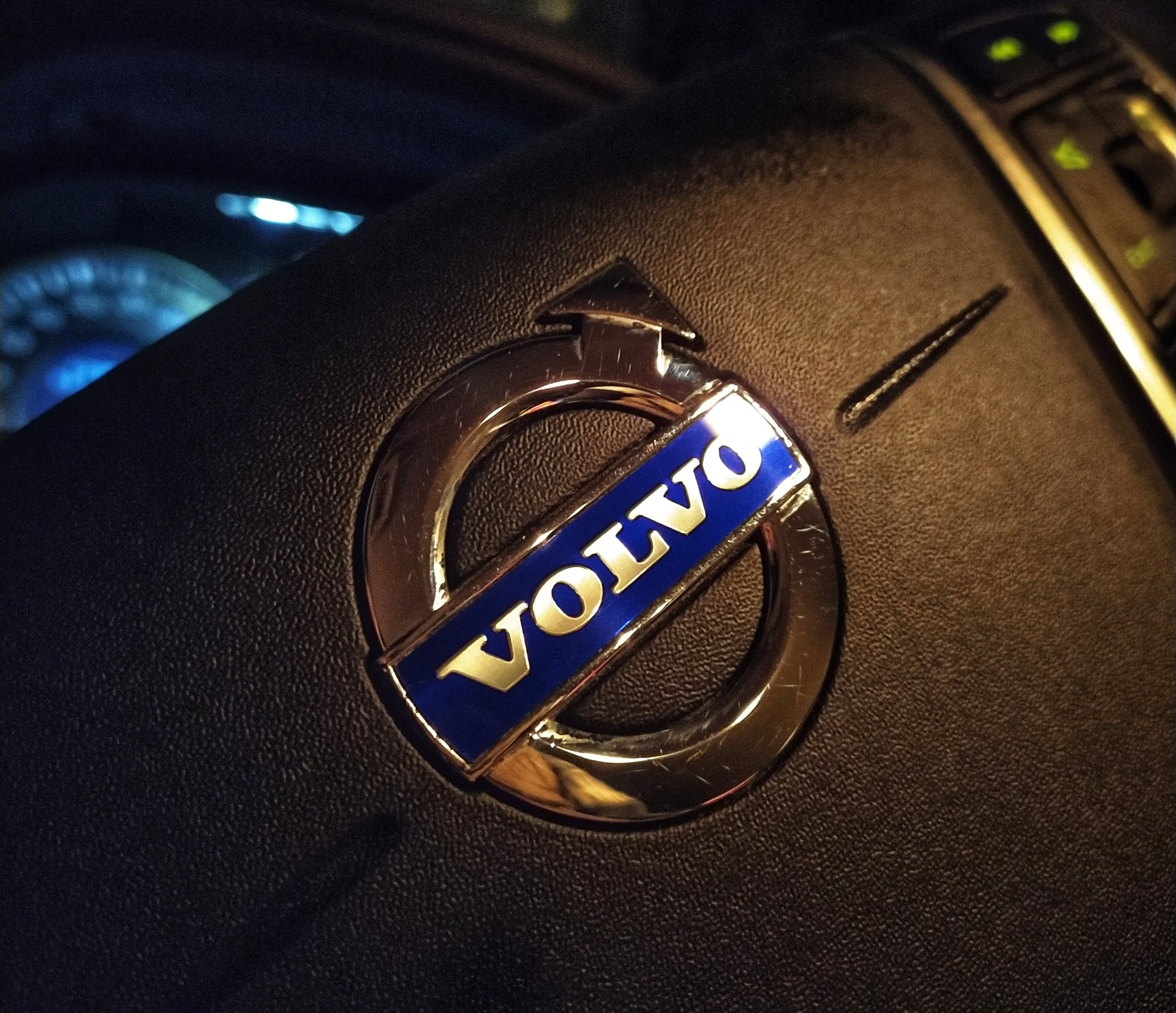 Замена эмблемы руля — Volvo XC60 (1G), 2,4 л, 2013 года | своими руками ...