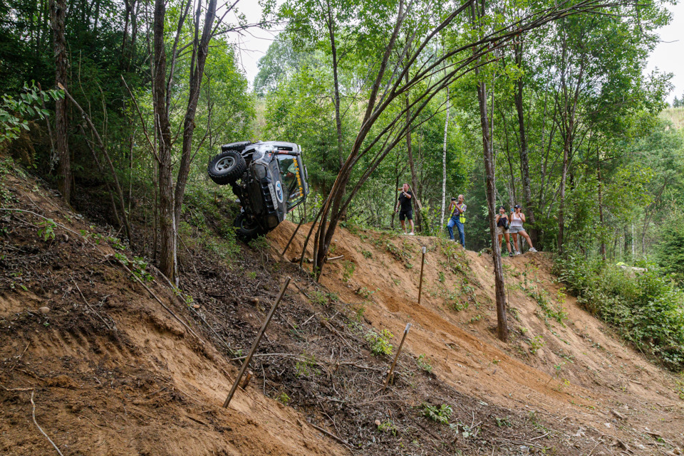 Игорь Щербаков летал вниз по склонам. Заставил зрителей поволноваться.) Но всё в порядке, каркас держит. — УАЗ 315195 Hunter