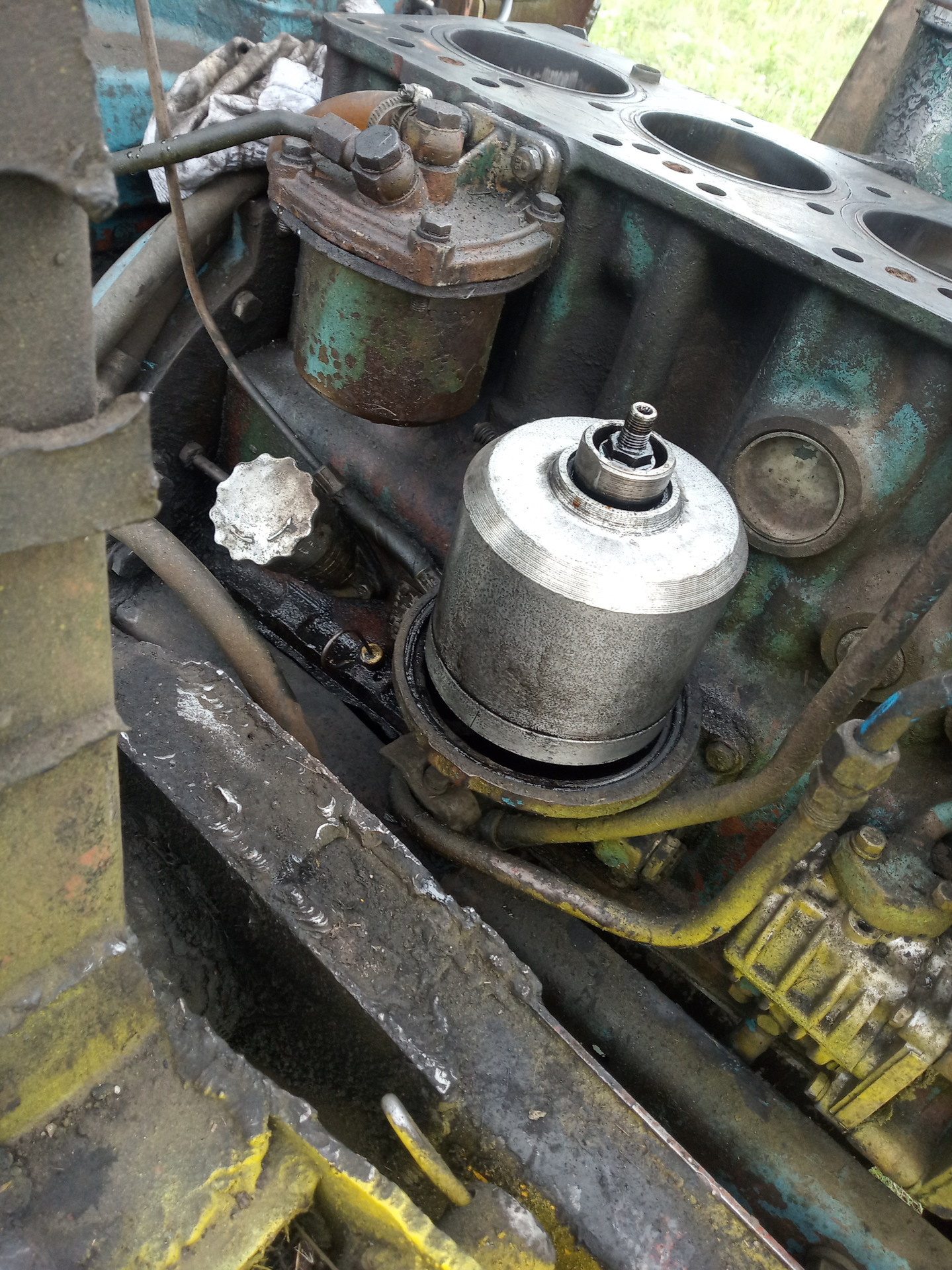 Тнвд мтз 80. Течь тнвд мтз 80. Солярка в поддоне мтз. Солярка для трактора. Пошла солярка в поддон хитачи 450.