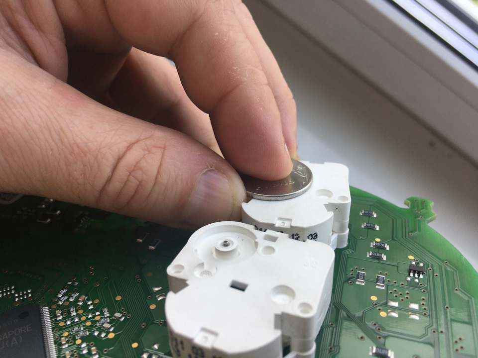 Чтобы не сорвать ось и червячную передачу, прикладываем монету к основанию с тыльной стороны, крепко фиксируем ее пальцем и только после этого аккуратно надеваем стрелку на ось. Сильно не давим. Крутим против часовой стрелки, чтобы поставить стрелку в нужное положение. — Volkswagen Golf GTI Mk6