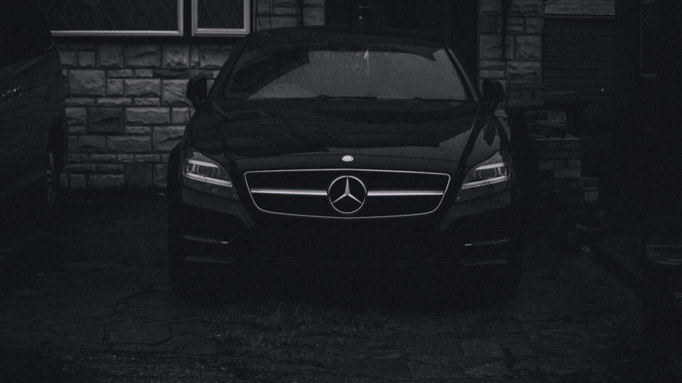 Песня черный мерс бенз. Cls 500 бандит. Cls ночью. Night lovell клип. Мезза мерседес.