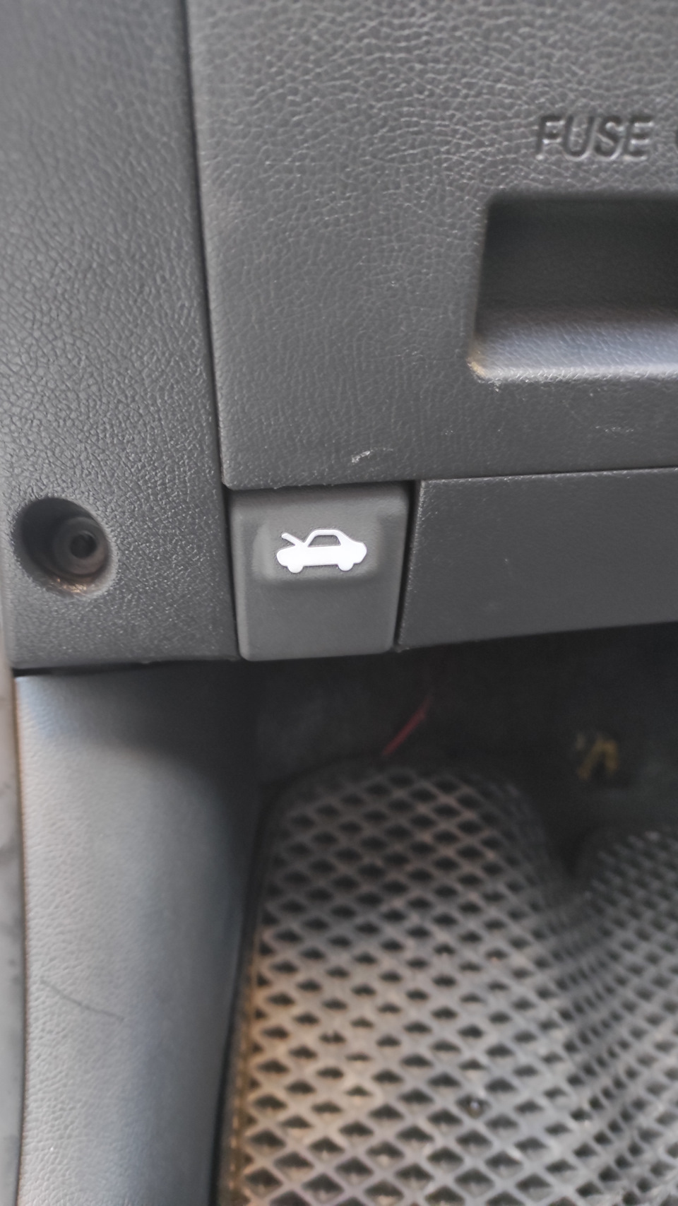Ручка капота, болты суппорта. — Hyundai Solaris (1G), 1,4 л, 2011 года ...