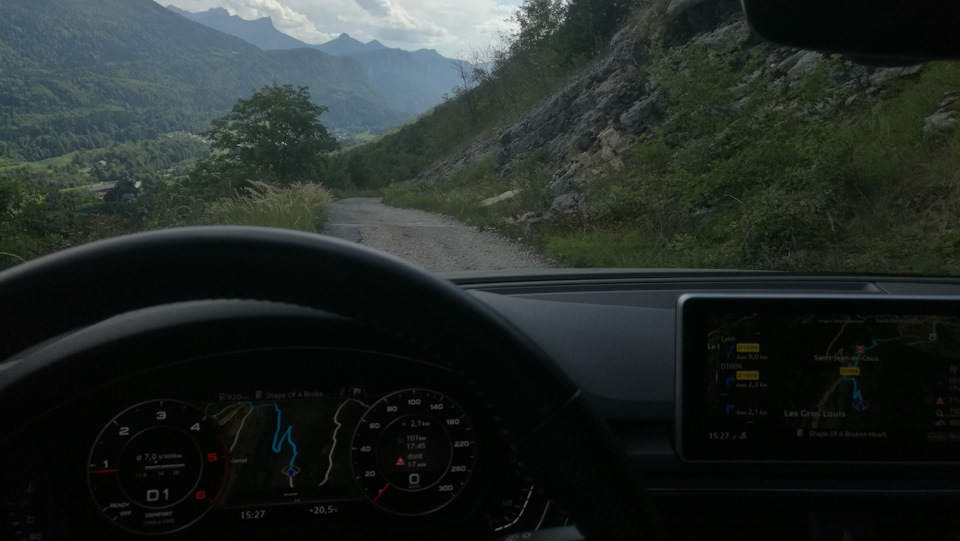 На экране над «Saint-Jean-de-Couz» виден, хоть и размыто, значок «80», сигнализирующий о радаре в этом месте. — Audi A4 (B9)