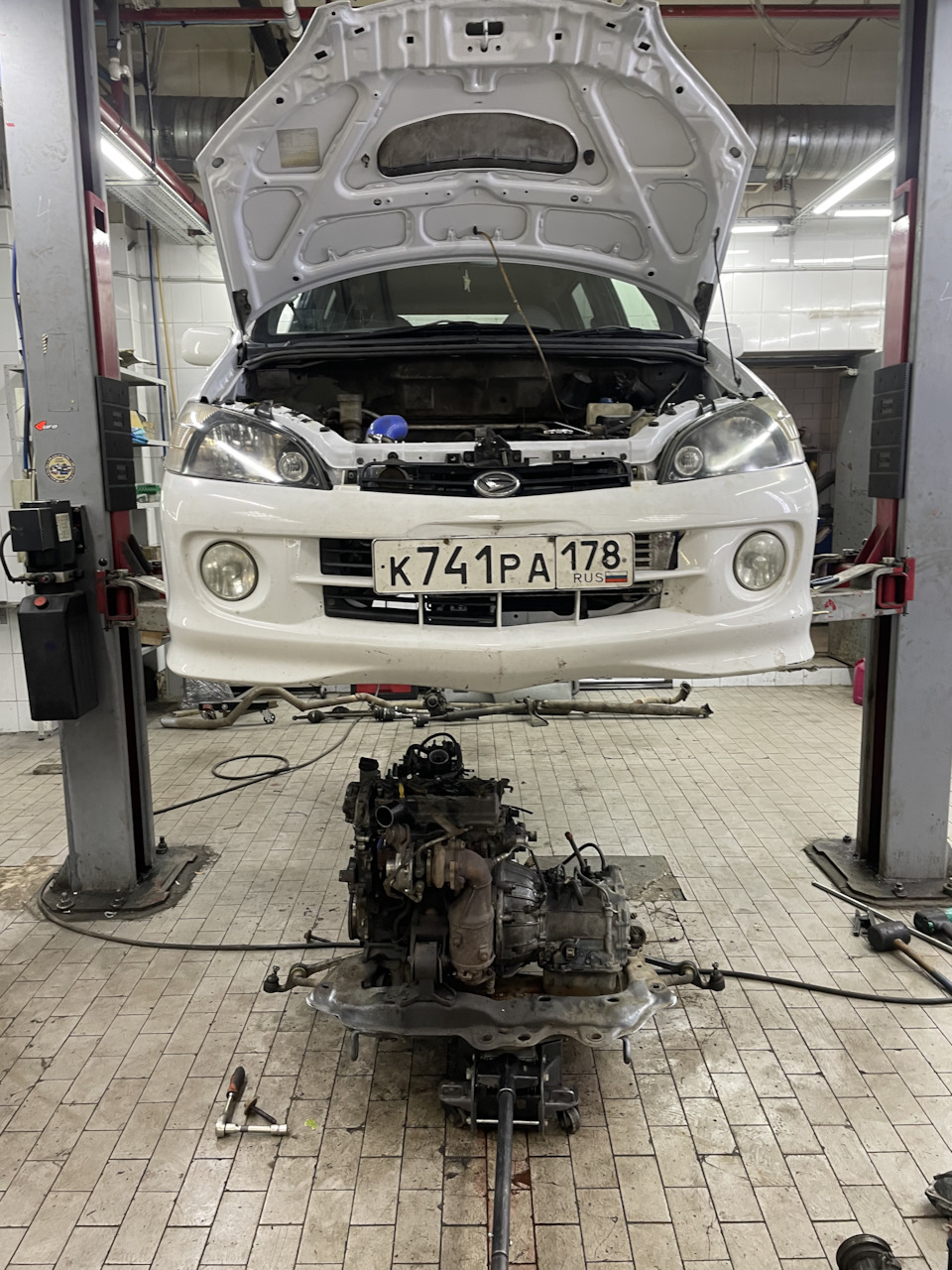 Конец сборки морды — Daihatsu Yrv, 1,3 л, 2001 года | кузовной ремонт ...