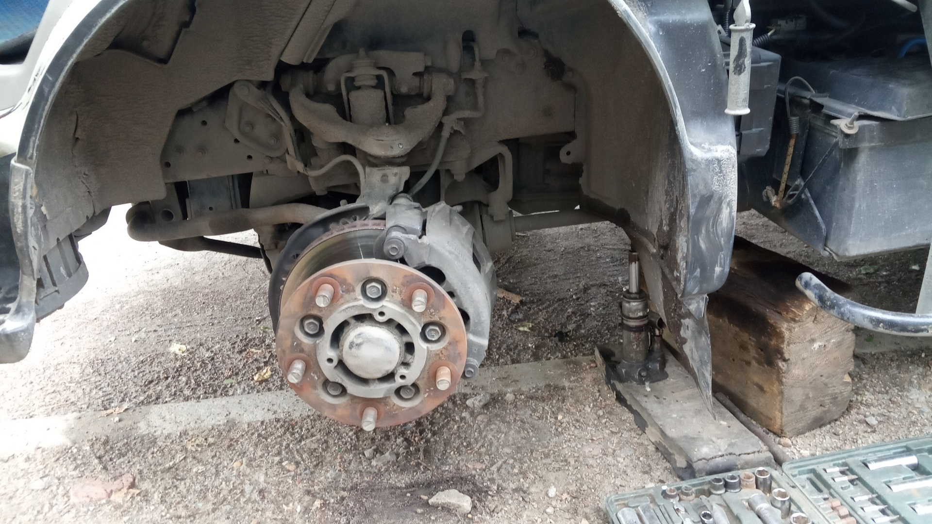 Тормозные колодки. Прокладка полуоси. — Toyota Dyna, 4,6 л, 2001 года ...