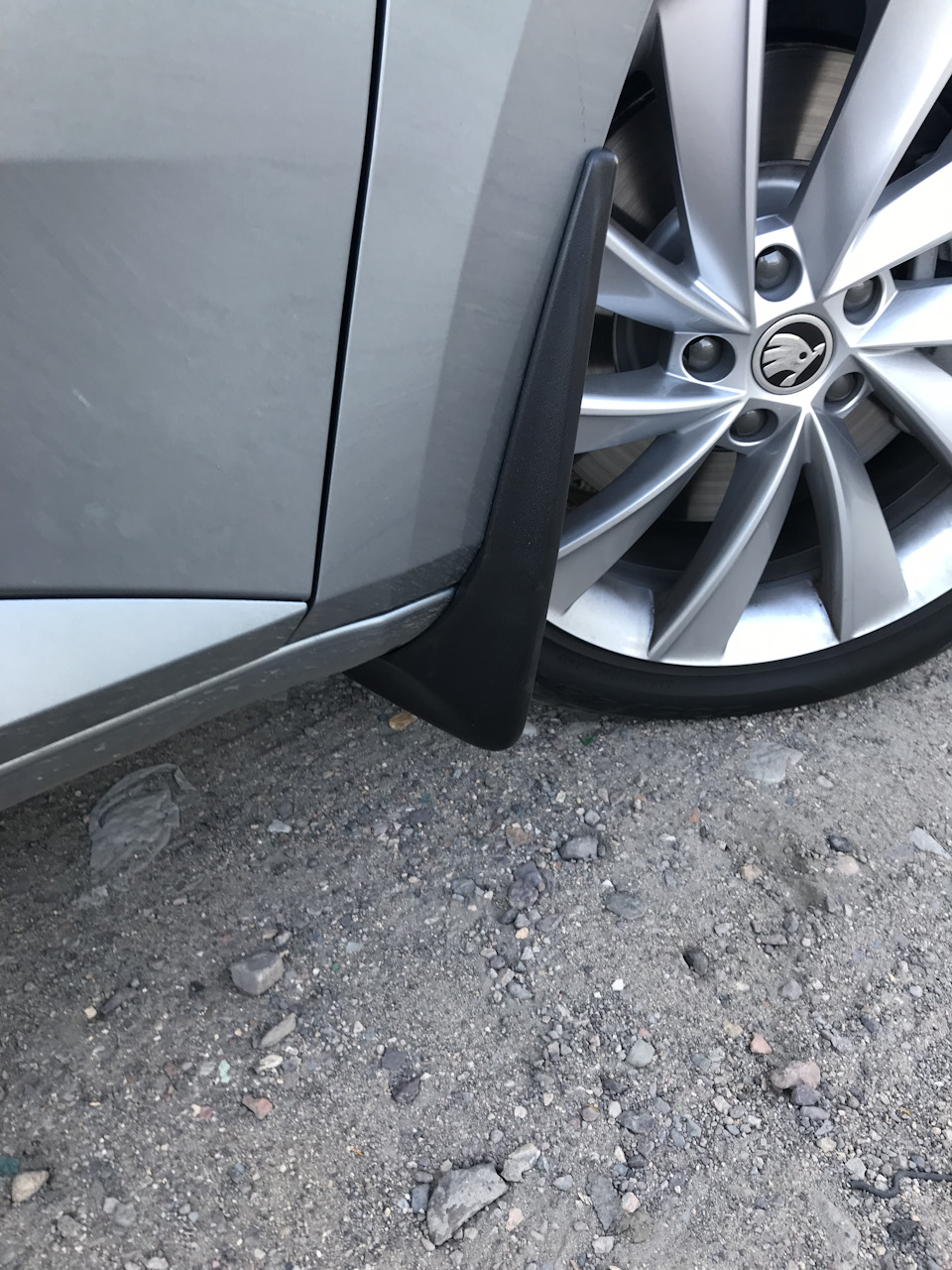 Брызговики superb 3. Брызговики skoda superb 3. Замена передних брызговиков шкода суперб. Брызговики шкода суперб 3. Kea 700 001 брызговики передние.