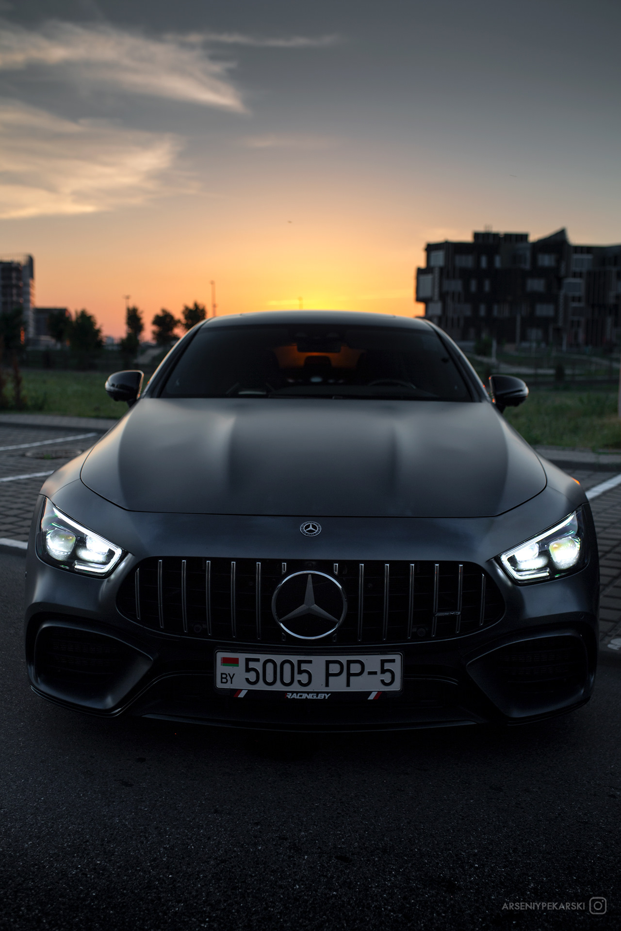 Мерседес AMG gt 63 на черном фоне