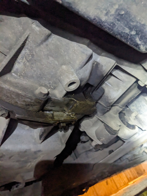 Масло в мост фольксваген амарок. Передний редуктор марк 2 4вд 105. Замена масло переднего. Масло в задний мост ниссан навара. Заливная пробка переднего моста нива 21213.