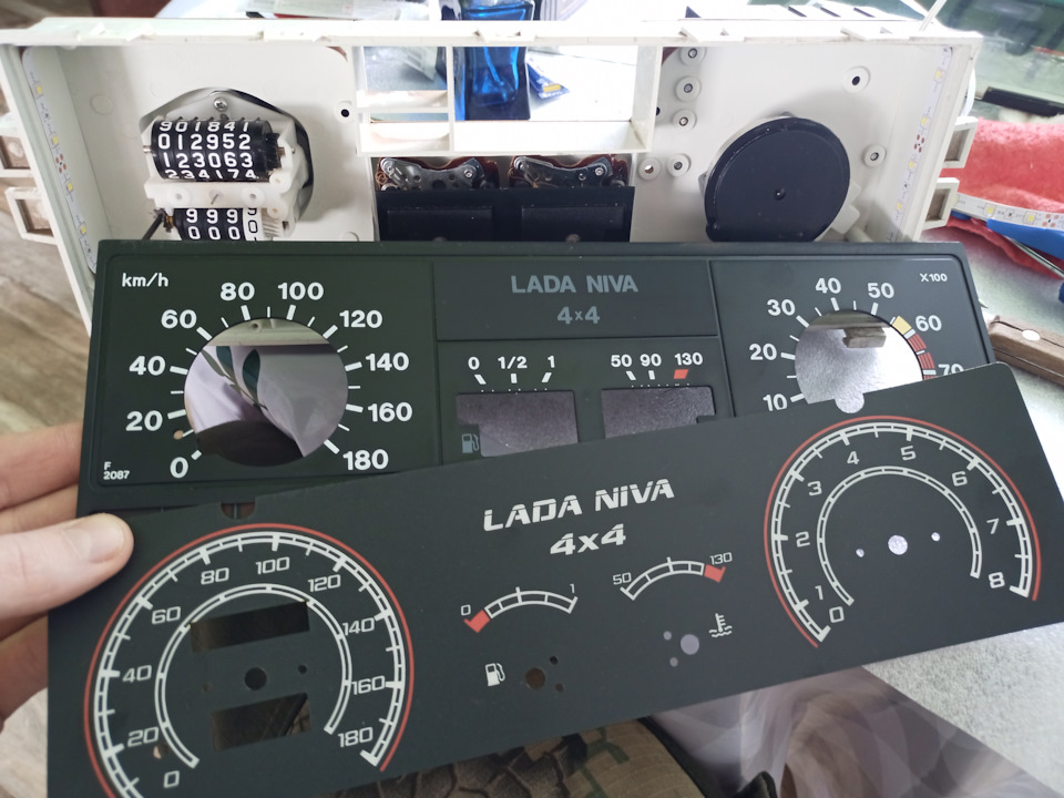 Заводская конечно очень даже не плохо смотрится, НО. Если б были прозрачные циферблаты, тогда бы она осталась на месте. — Lada 4x4 3D