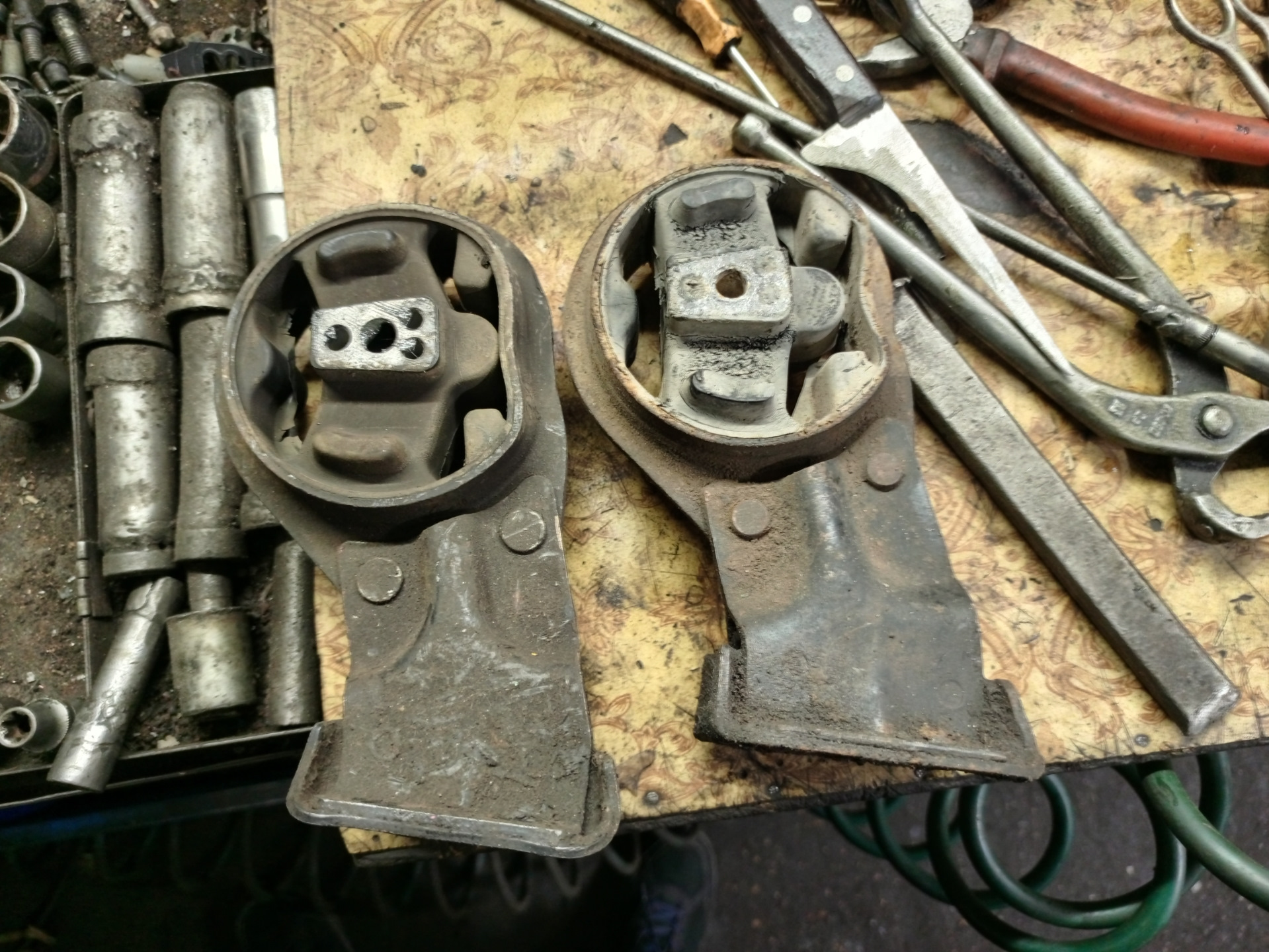 Замена внутренних гранат и передней опоры двигателя — Lada 21093i, 1,5 ...