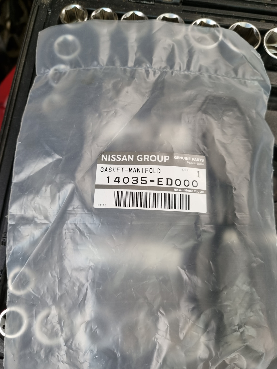 прокладка впуска оригинал — Nissan Qashqai+2. Запчасти на фото: 14035ED000