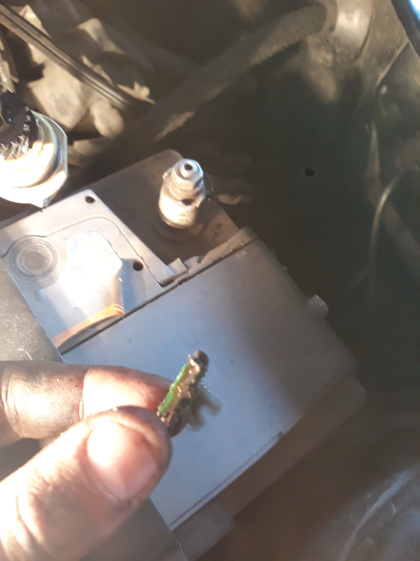 206 не работает спидометр. Датчик тахометра пежо 206. 4. Фишка на датчик скорости ниссан куб. Датчик спидометра пежо 206.