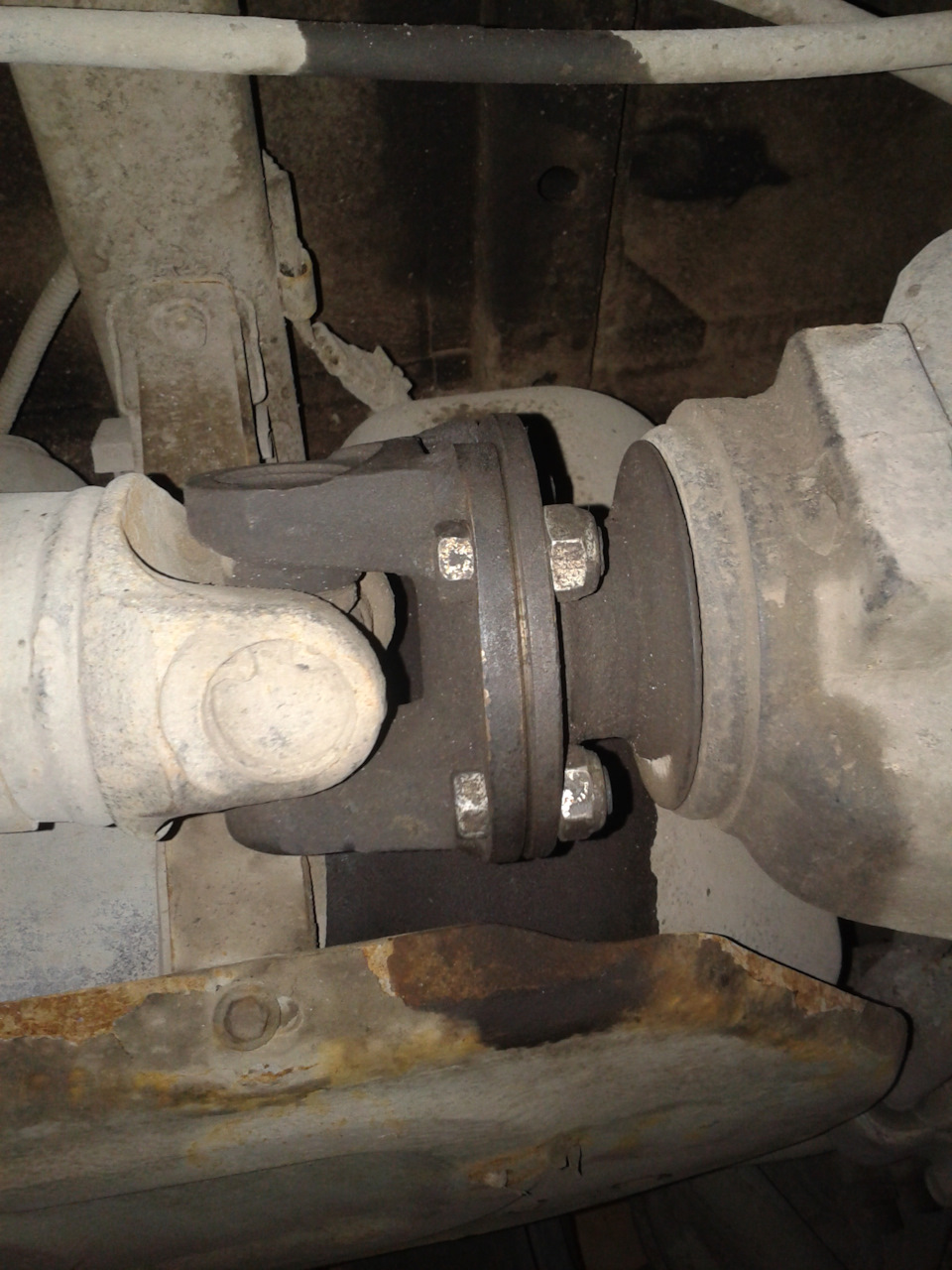 Кардан от уаз на мтз 82. Кардан зачем. Передний кардан е70 от раздатки. Cadillac cts карданный вал. Карданный вал урал некст.