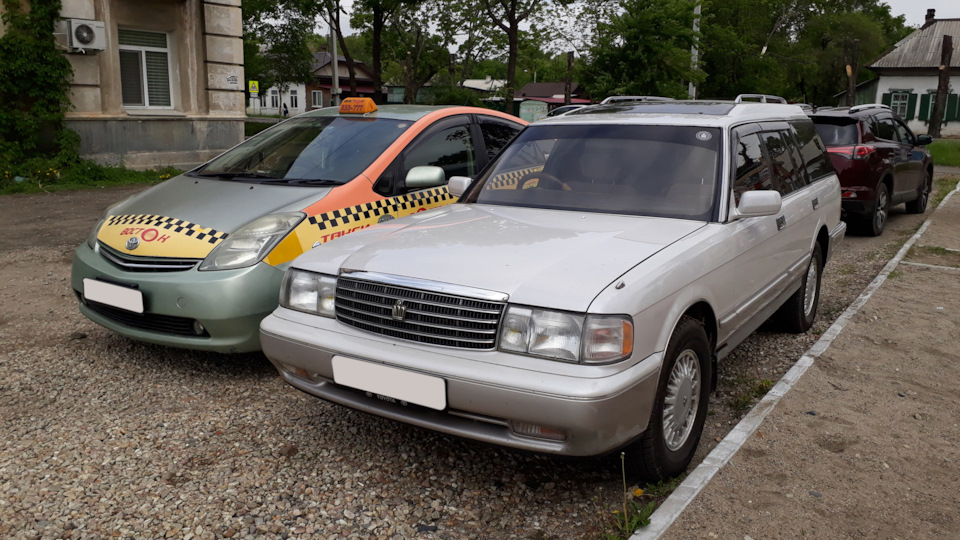 toyota crown s130 wagon