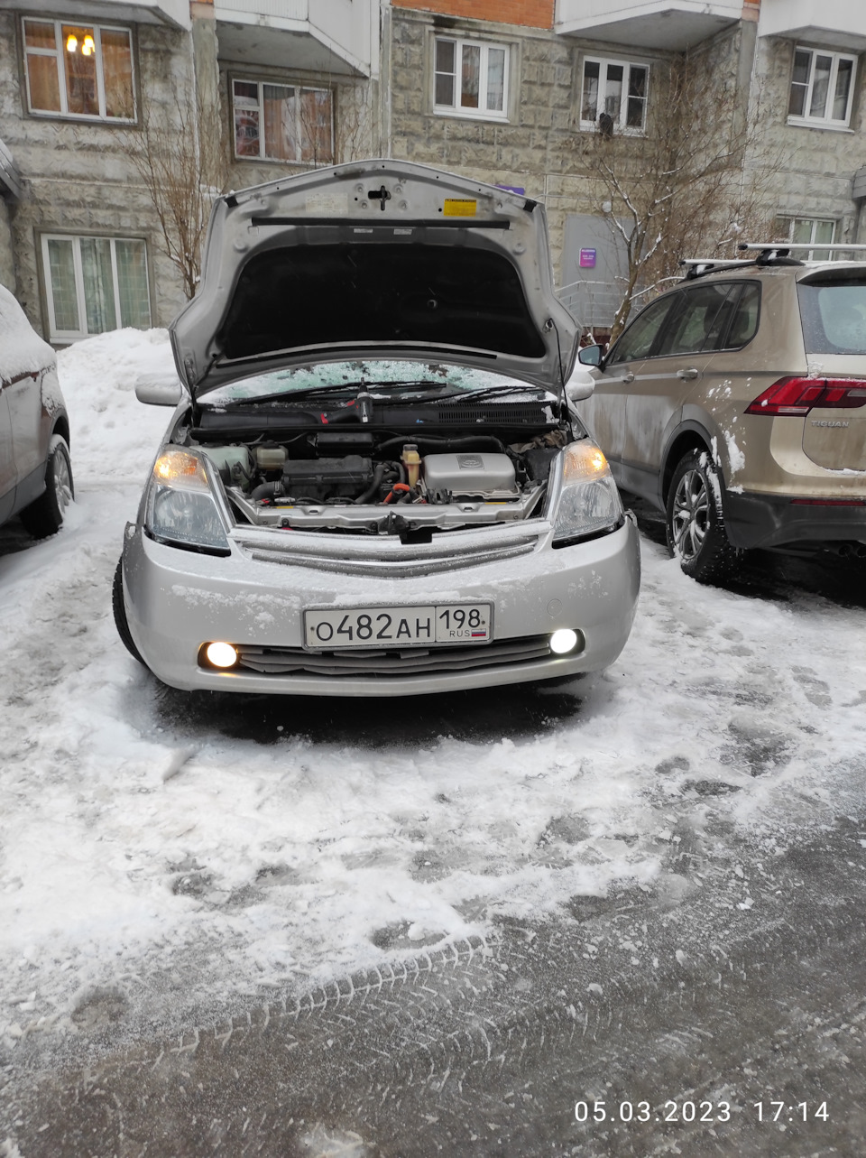 2 Правая (со стороны водителя) еще галоген, левая диодная — Toyota Prius (20)