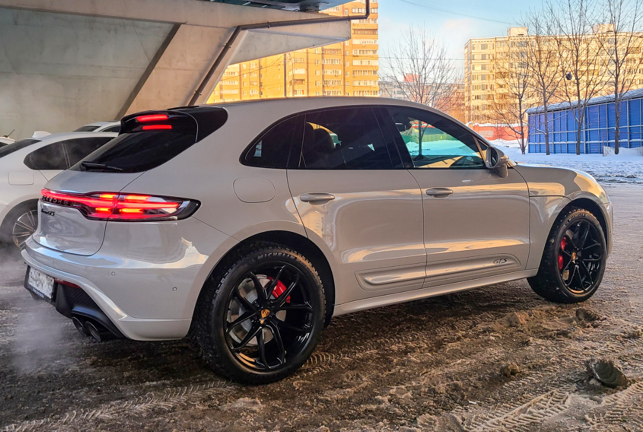       Porsche Macan         Instagram