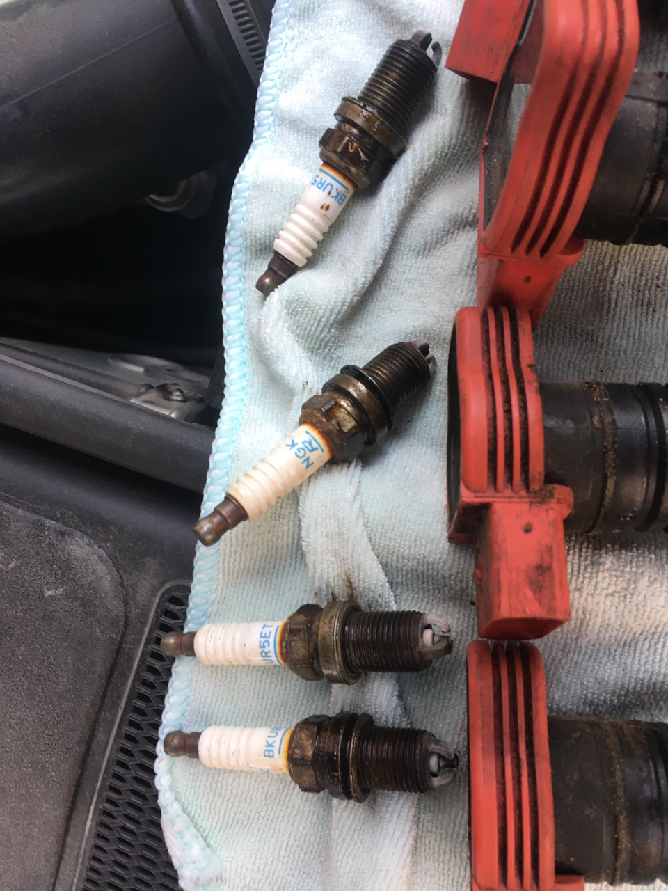 Ауди 80 свечи зажигания 1. Свечи audi 80 b3. Свечи ауди 80 1. Свечи черные ауди. Свечи черные ауди.