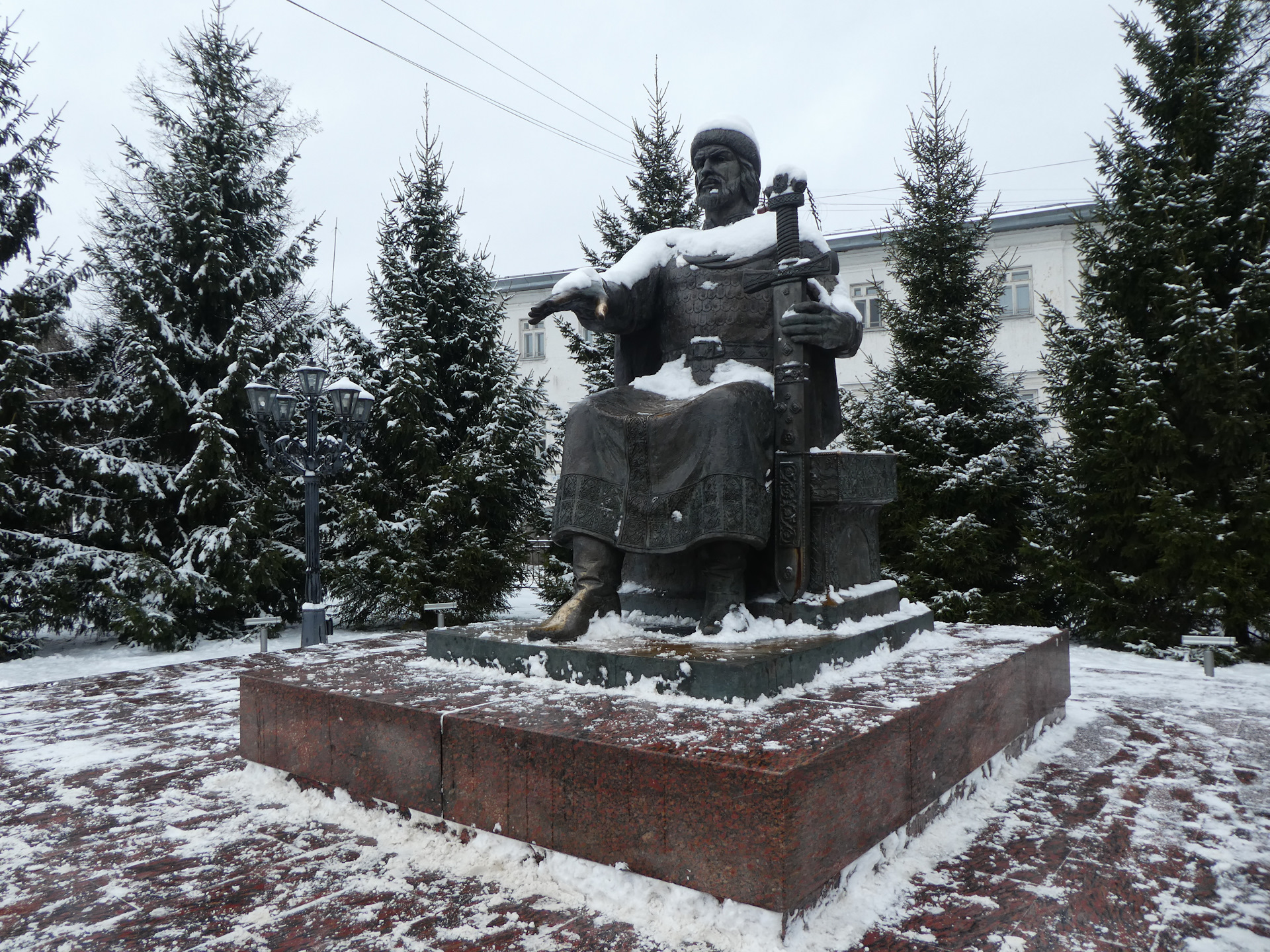 Памятники костромы. Памятник Юрию Долгорукому в Костроме. Памятник Юрию Долгорукому на Советской площади Кострома. Памятник Юрию Долгорукому (2003) на Советской площади,. Памятник Юрию Долгорукому в Костроме фото.