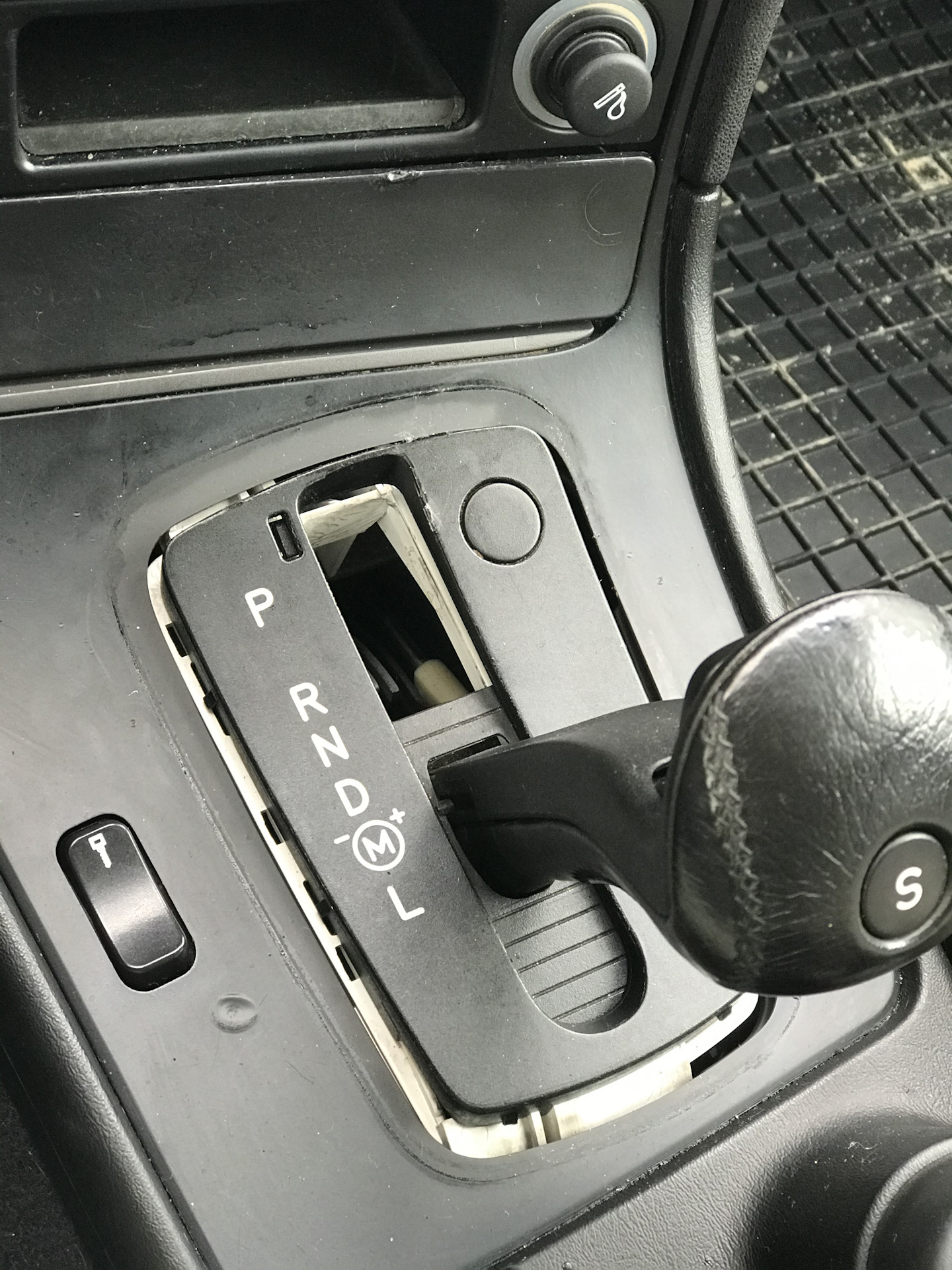 Как снять панель коробки передач 11. Замена шторки селектора АКПП. - Saab 9-5, 2,3 л, 2007 года своими руками DRI
