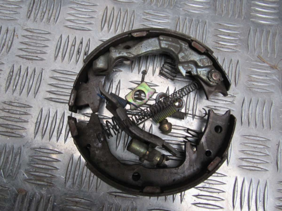 Колодки ручного тормоза — Mitsubishi Outlander (1G), 2,4 л, 2005 года ...