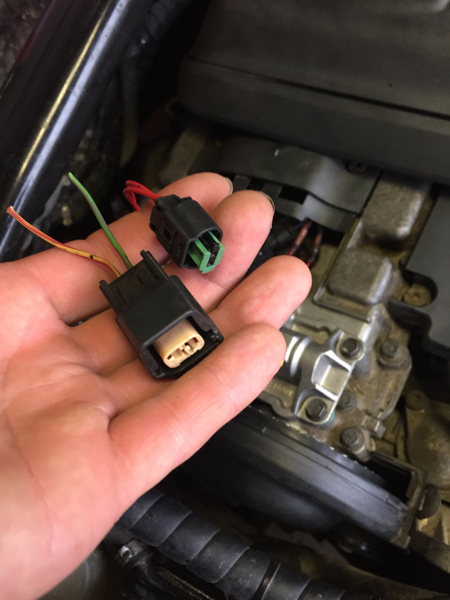 4. фишка адсорбера веста. электромагнитный клапан опель астра h z18xer. снял фишку с клапана. P0661 шевроле лачетти разъем фишка.